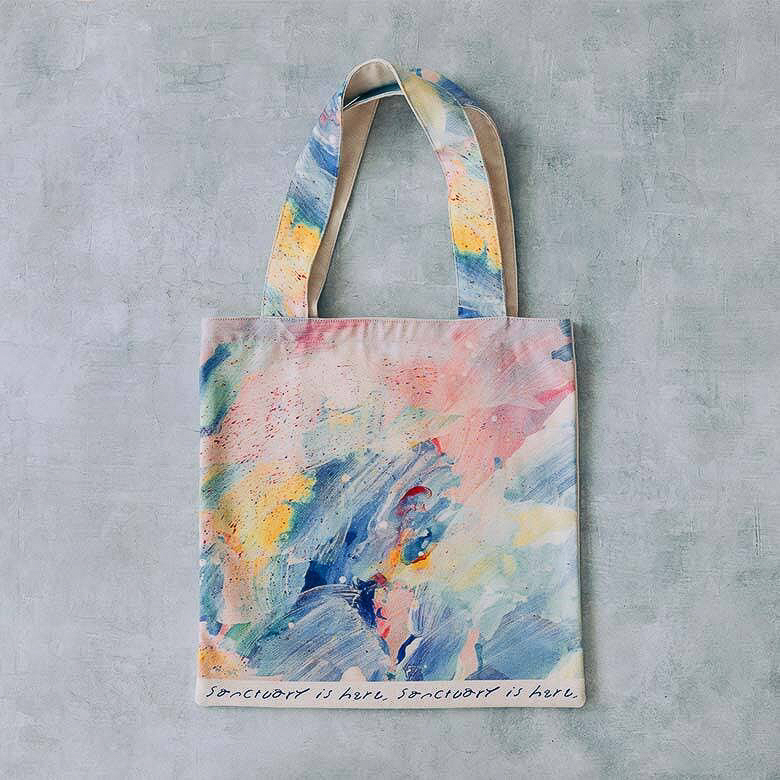 「Sanctuary is here トートバッグ」（5500円）