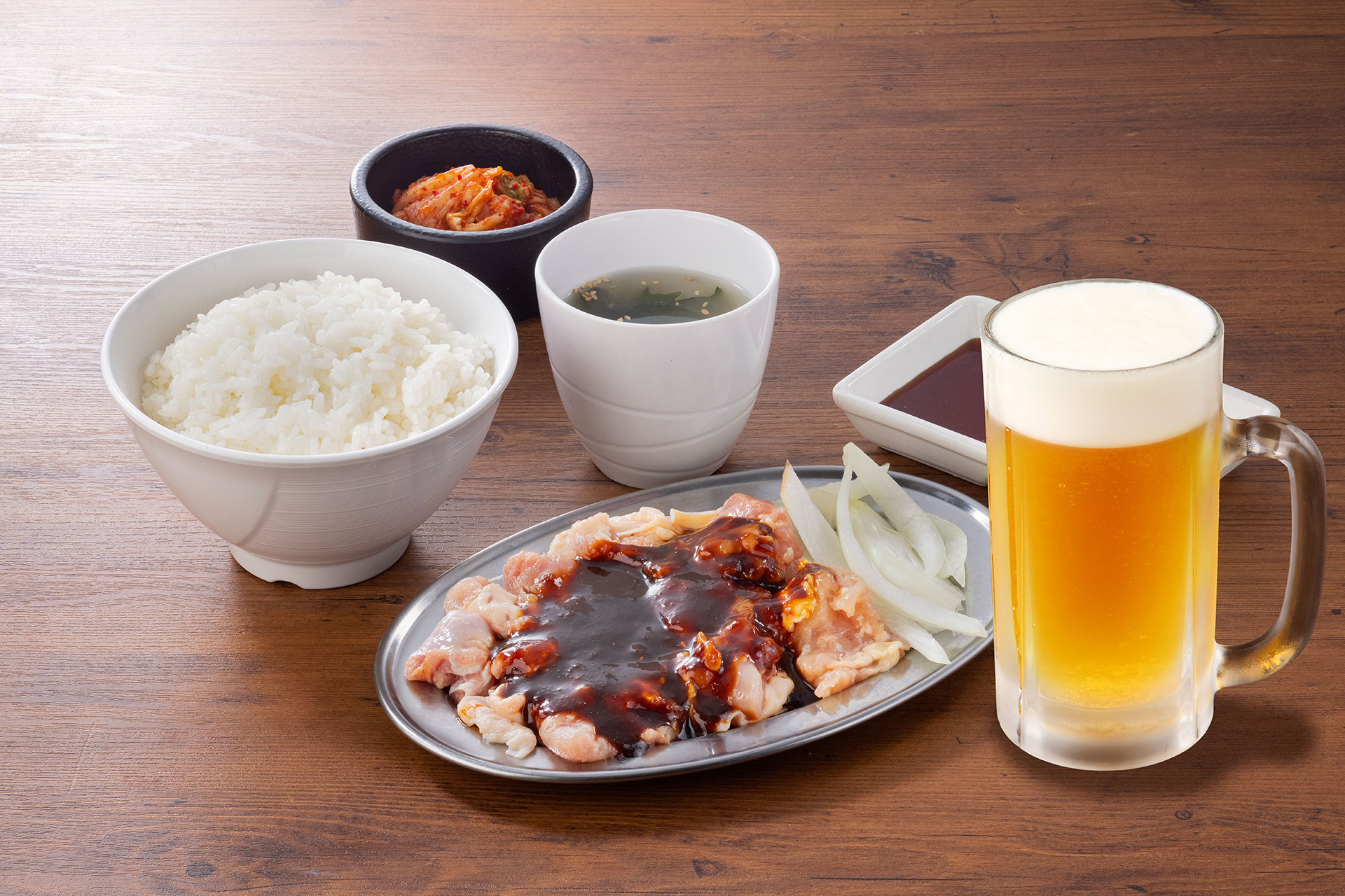 「但馬鶏の鶏味噌焼肉セット（肉中）＋生ビール」（1310円）