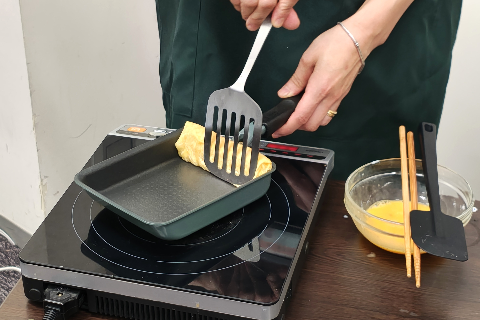 フッ素コーティングと同等のこびりつきにくさを実現しており、手入れの手間もかからない