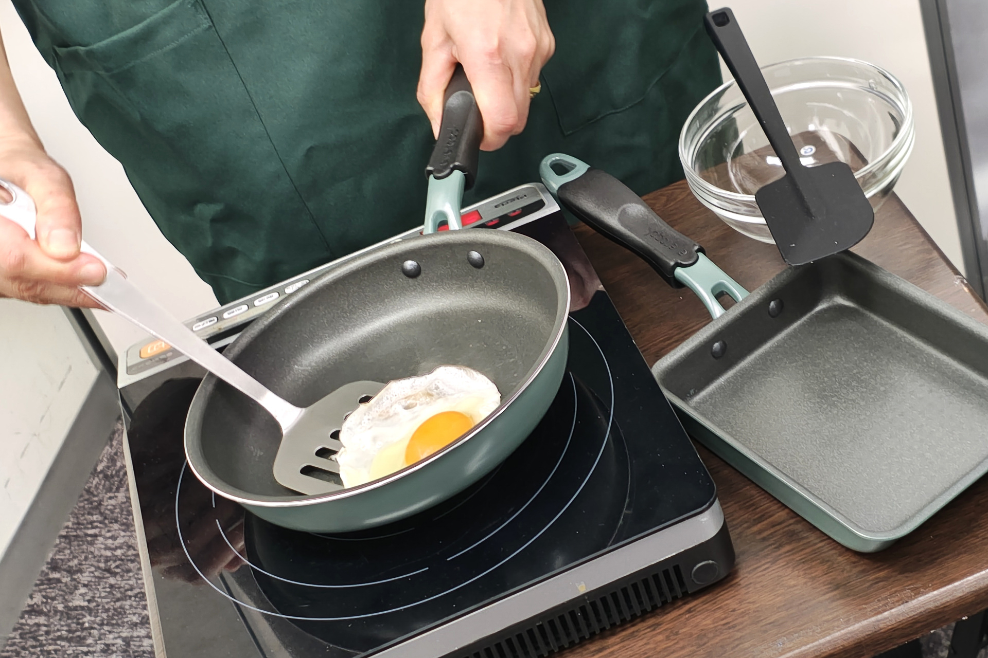 硬度の高いPEEK樹脂を採用しているので、金属製のフライ返しなどもコーティングを痛めずに問題なく使える