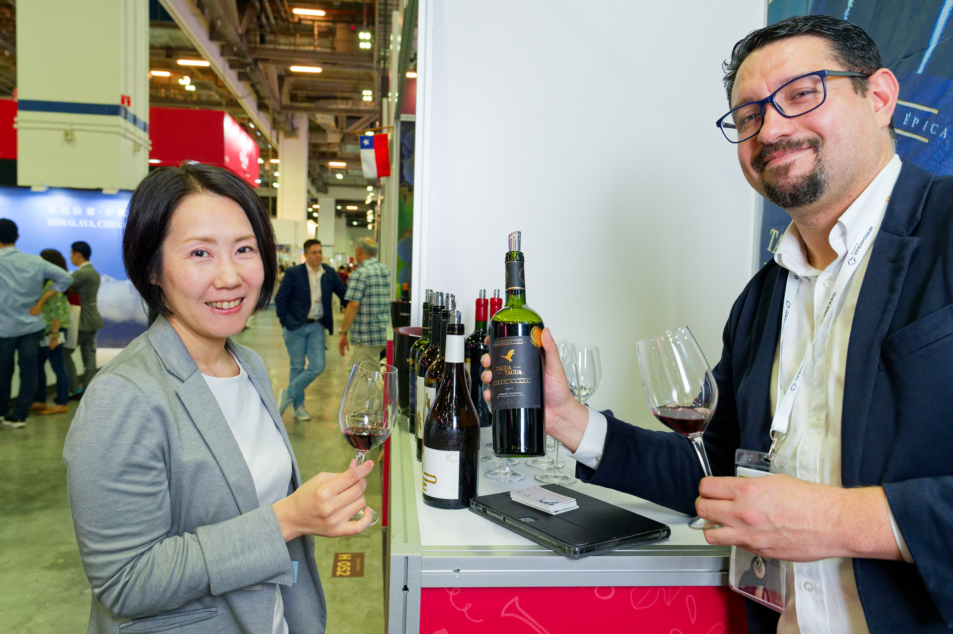 お話を伺った日本のインポーターの方（左）