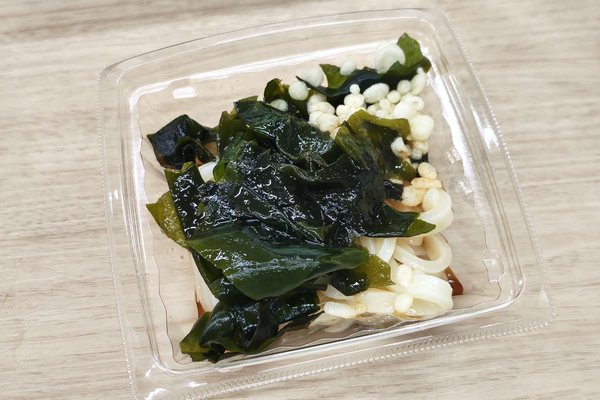 ミニ冷やしわかめうどん（150円）。お手頃価格ながら、わかめがたっぷり入っている