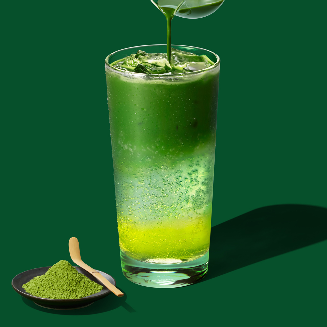 「石臼抹茶 グリーン ティー スパークリング」（テイクアウト 1080円、店内 1100円）