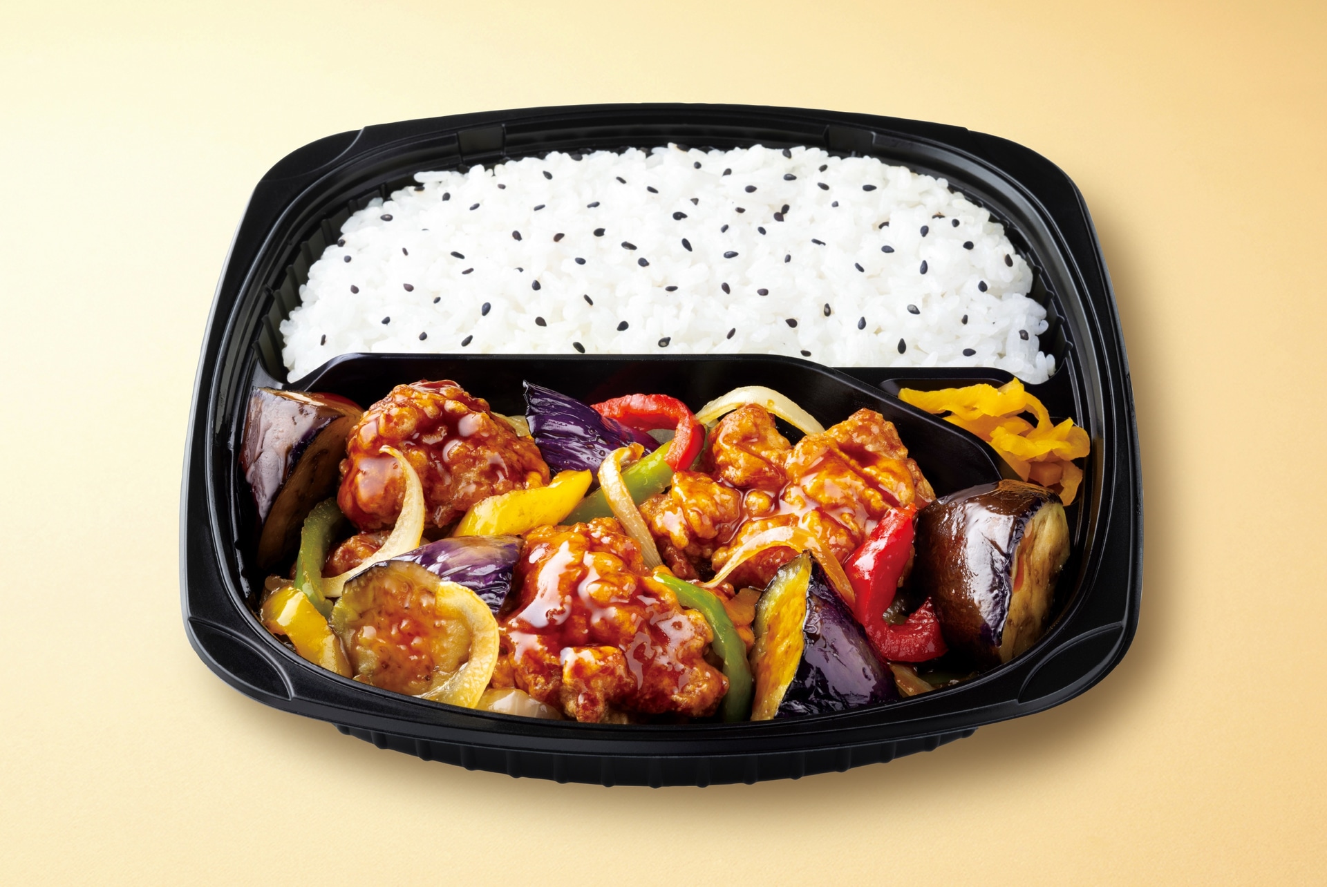 「鶏となすの黒酢あん弁当」（626円）