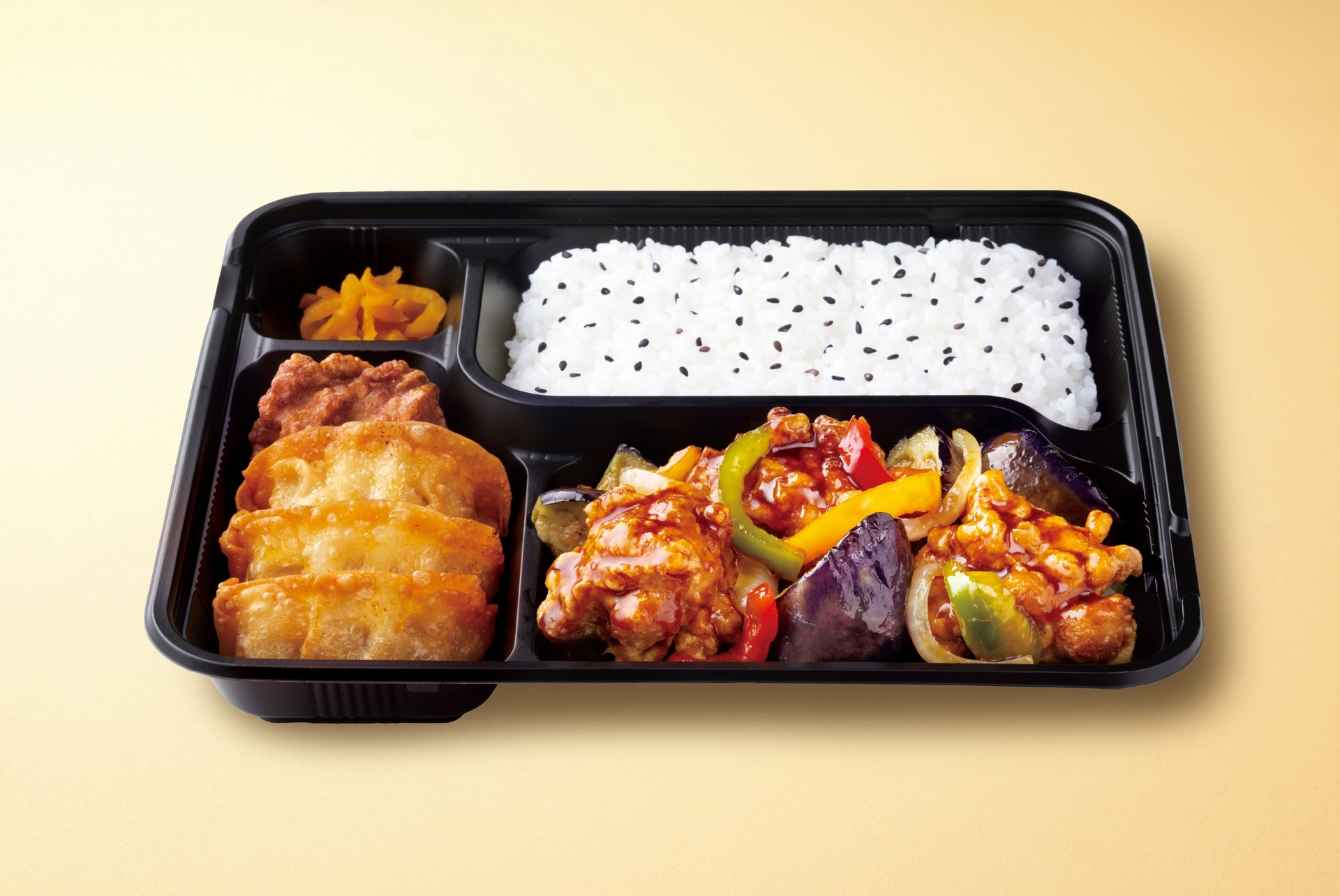 「スタミナ鶏となすの黒酢あん弁当」（862円）