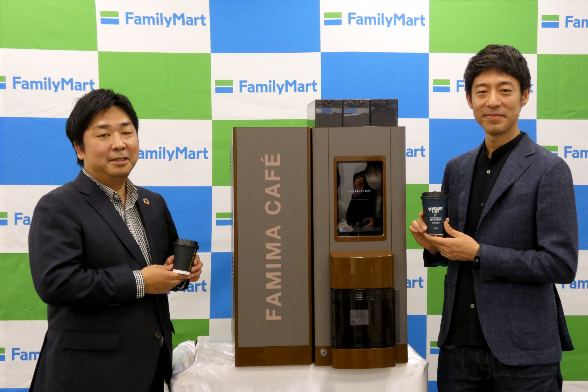 商品本部 FF副部長の鍵浦信氏（左）とバリスタの粕谷哲氏（右）