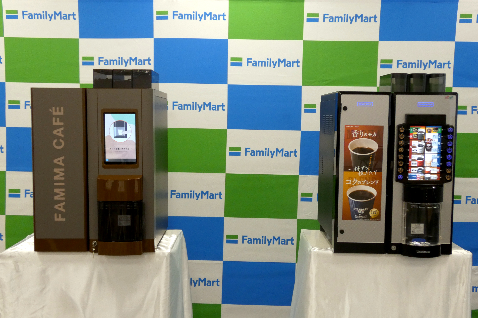 従来のマシン（右）との比較。ボタンが廃止され、スッキリとしたデザインになっている