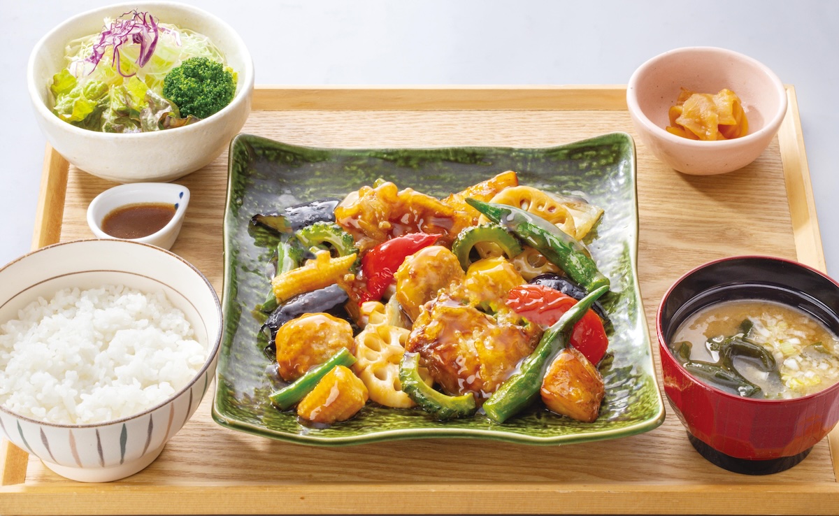 「季節の野菜と豚と鶏つくねの黒酢あん」（1360円）