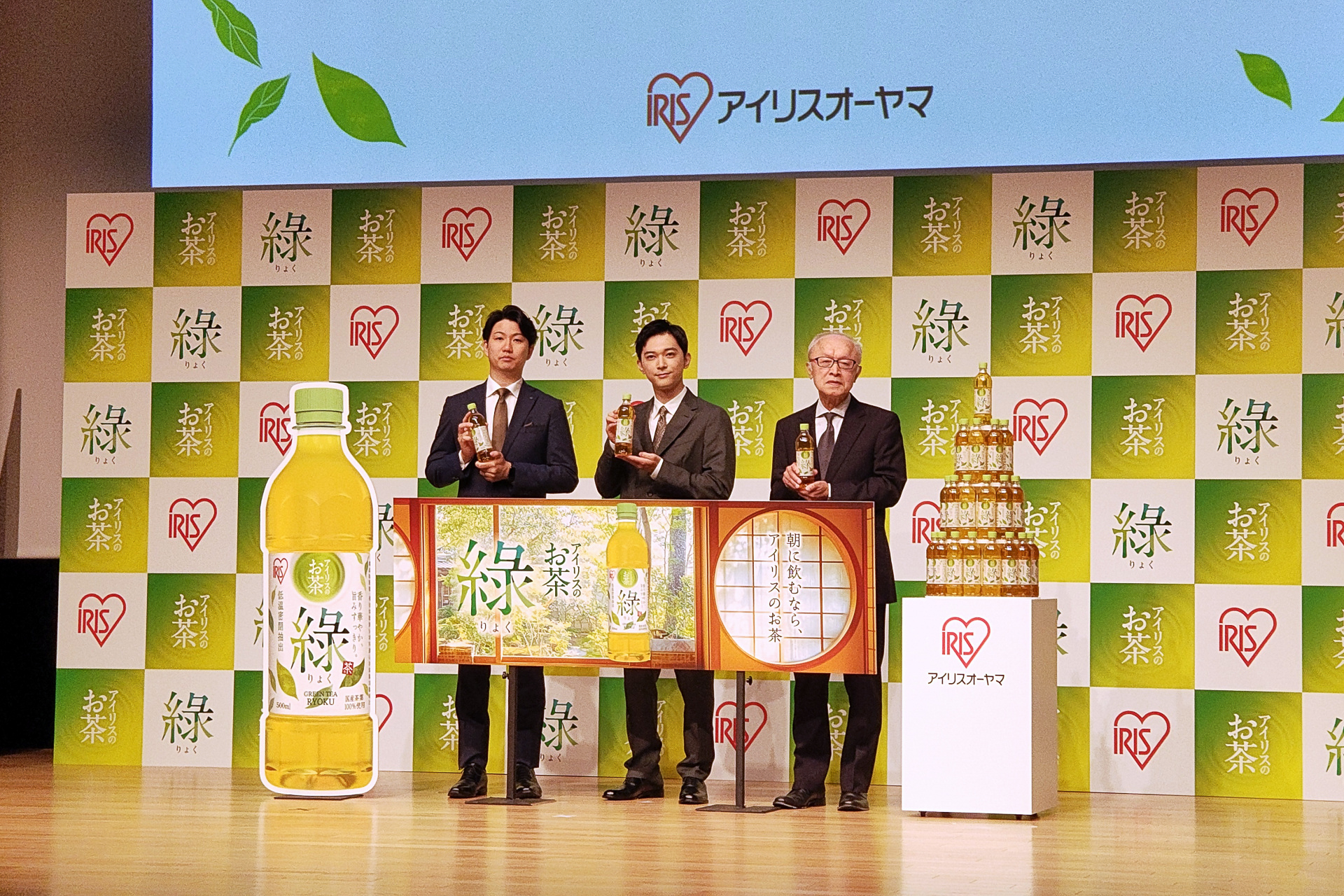 左から、アイリスオーヤマ株式会社 執行役員 勝間浩之氏、ブランドアンバサダー 吉沢亮さん、早稲田大学 名誉教授 柴田重信氏