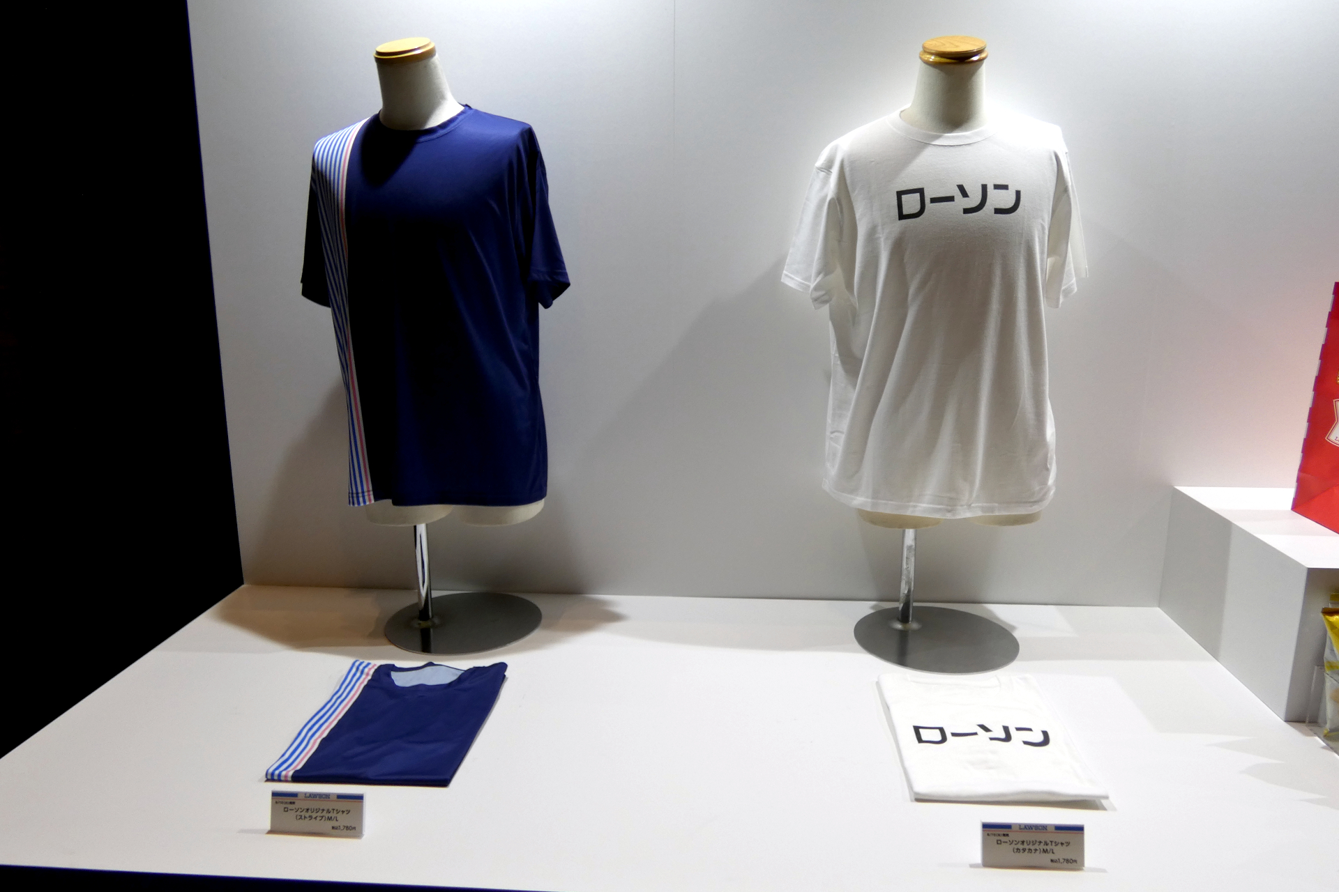 ローソンオリジナルTシャツ（各1780円）。左がストライプ（M/L）、右がカタカナ（M/L）