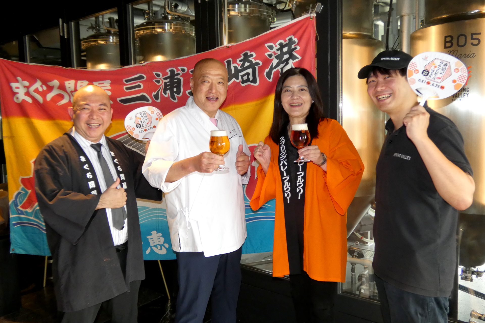 SPRING VALLEY BREWERY TOKYO ヘッドブリュワー/開発責任者の辻峻太郎氏（右）とスプリングバレーブルワリー 代表取締役社長の井本亜香氏（中央右）。左はネオ・エモーション マネージャーの幸喜誠吾氏