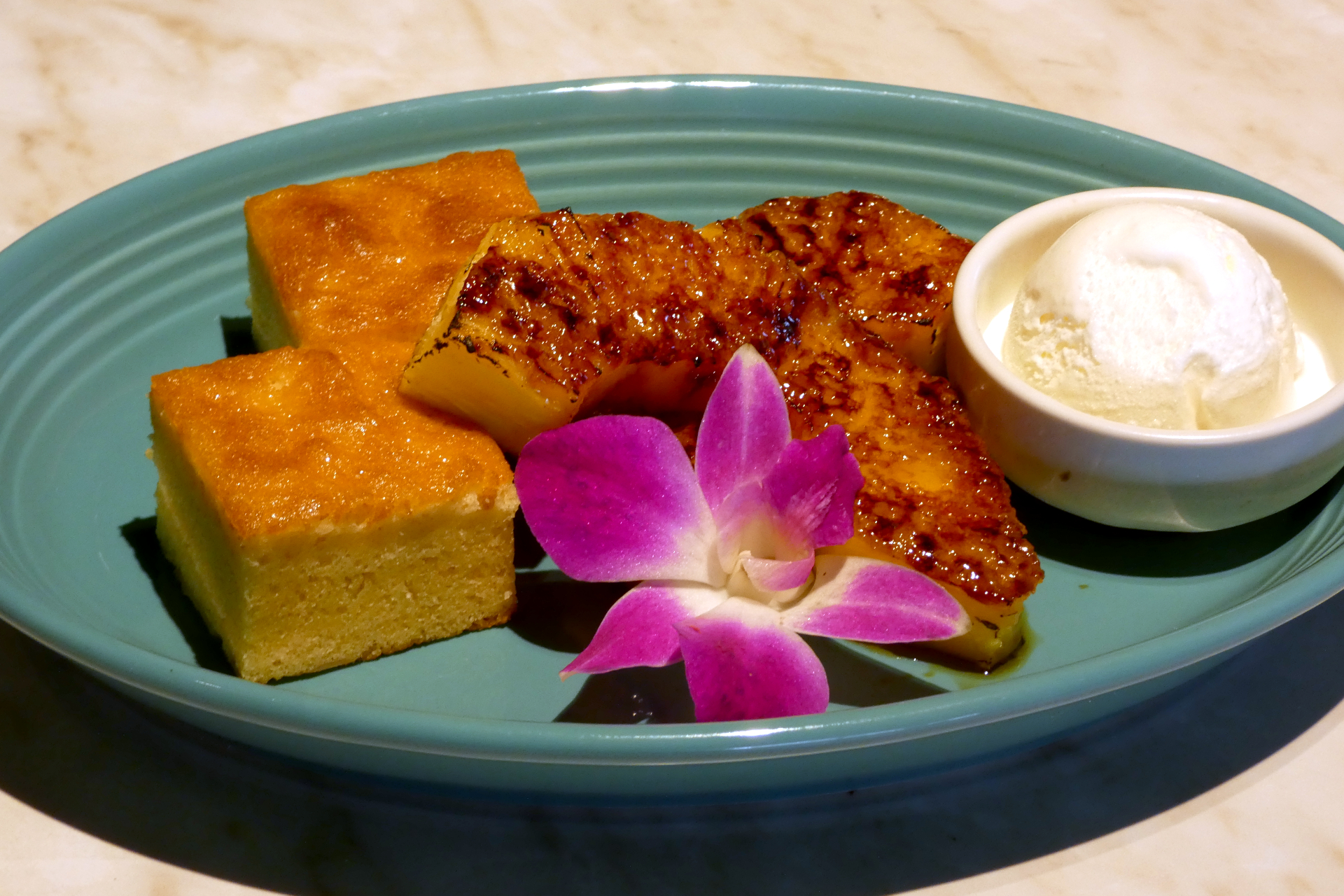 焼きパインのキャラメリゼ ココナッツミルクジェラート添え（950円）