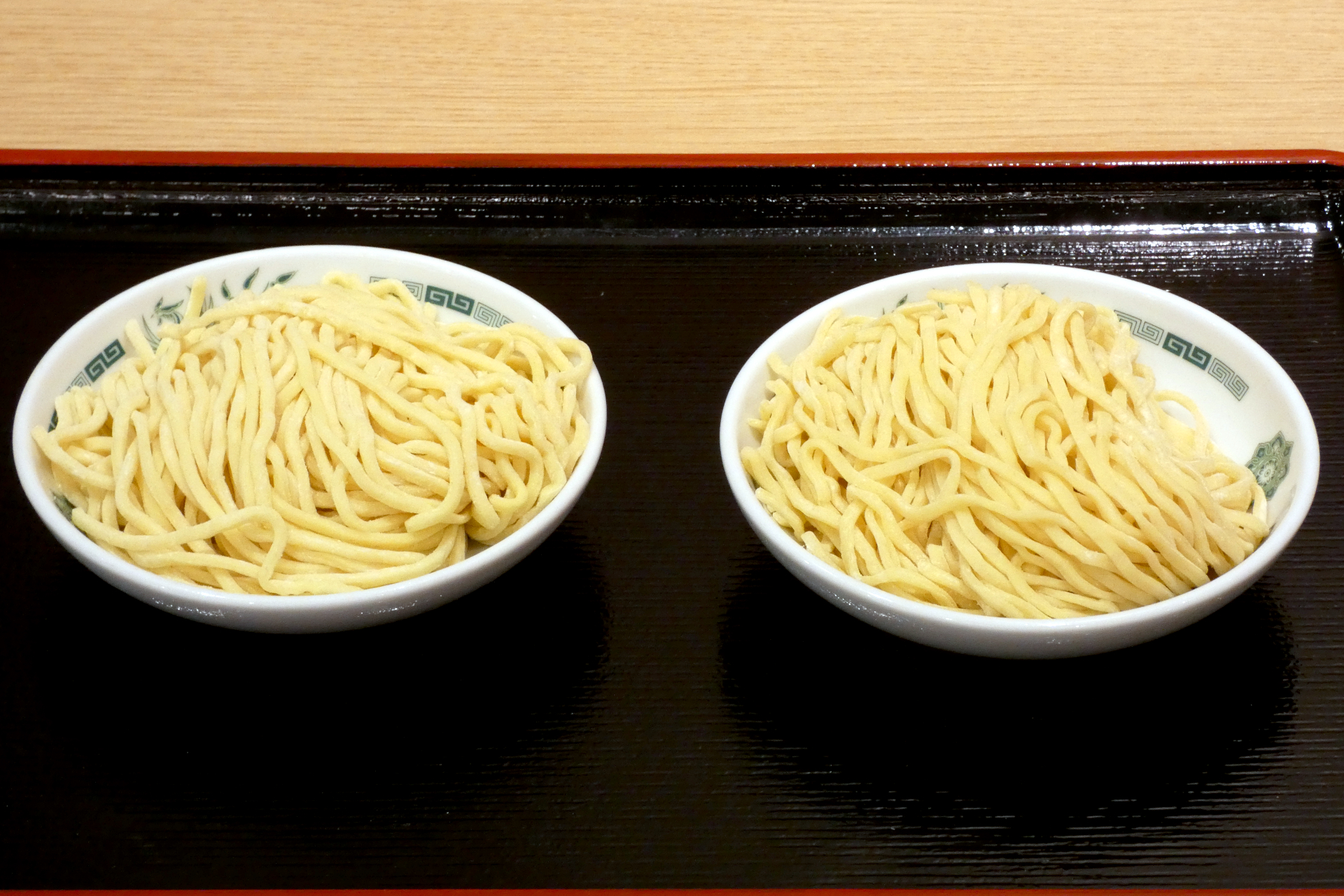 左側が新しいバージョンの太麺とのことだが、パッと見ただけでは違いはよく分からない