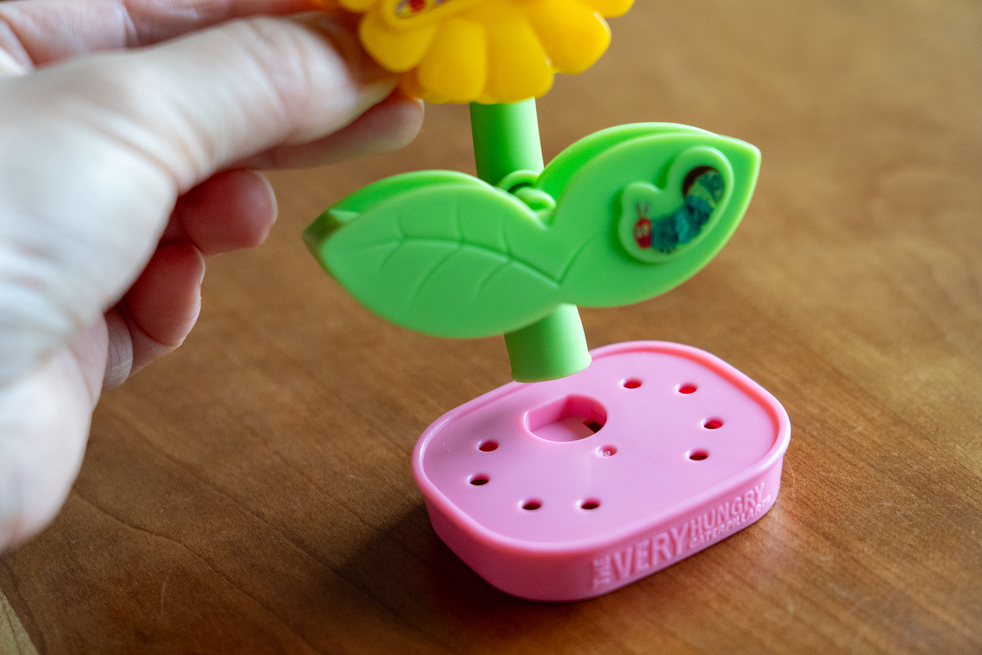 台座にお花を取り付ける