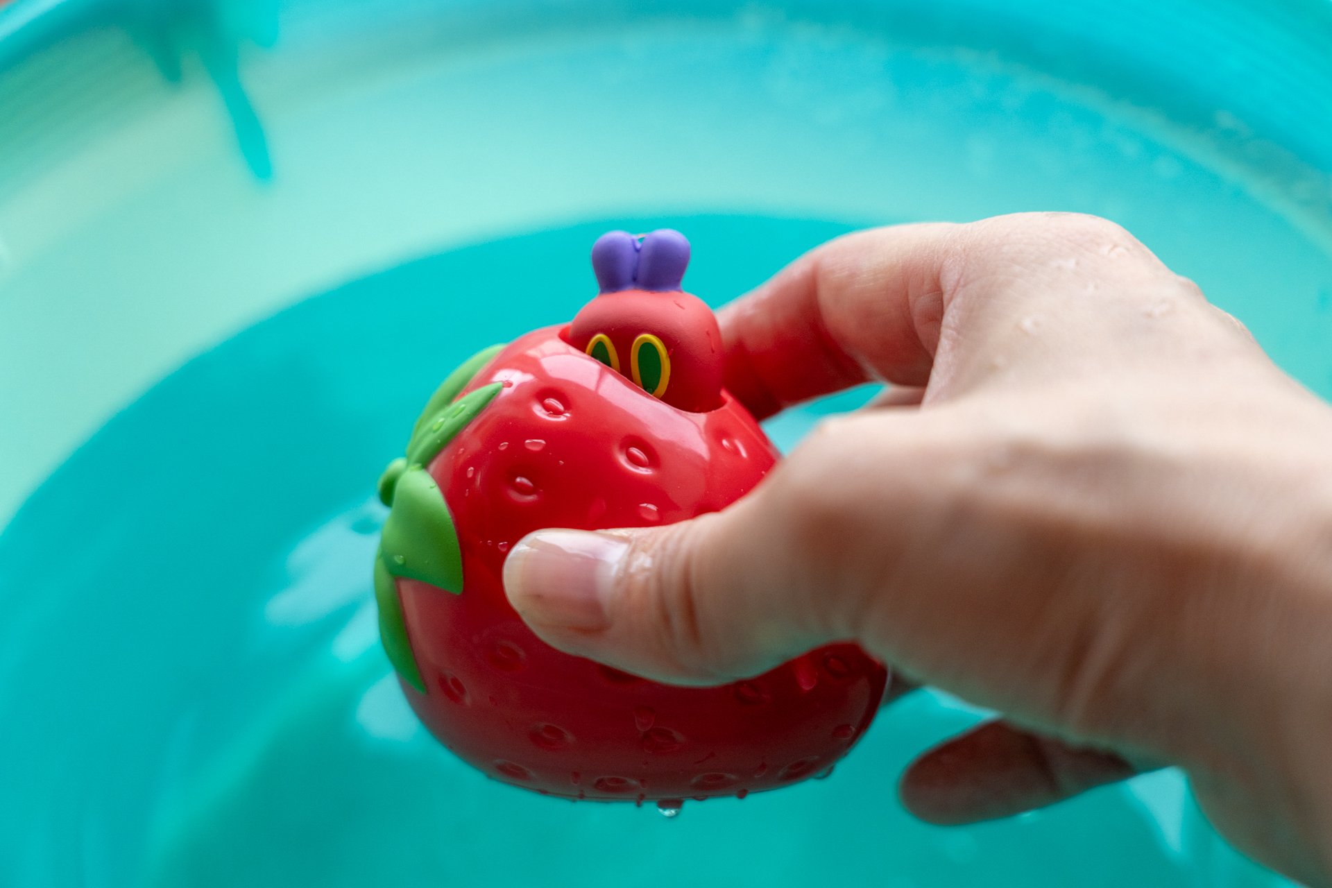 顔を隠しているあおむしが……