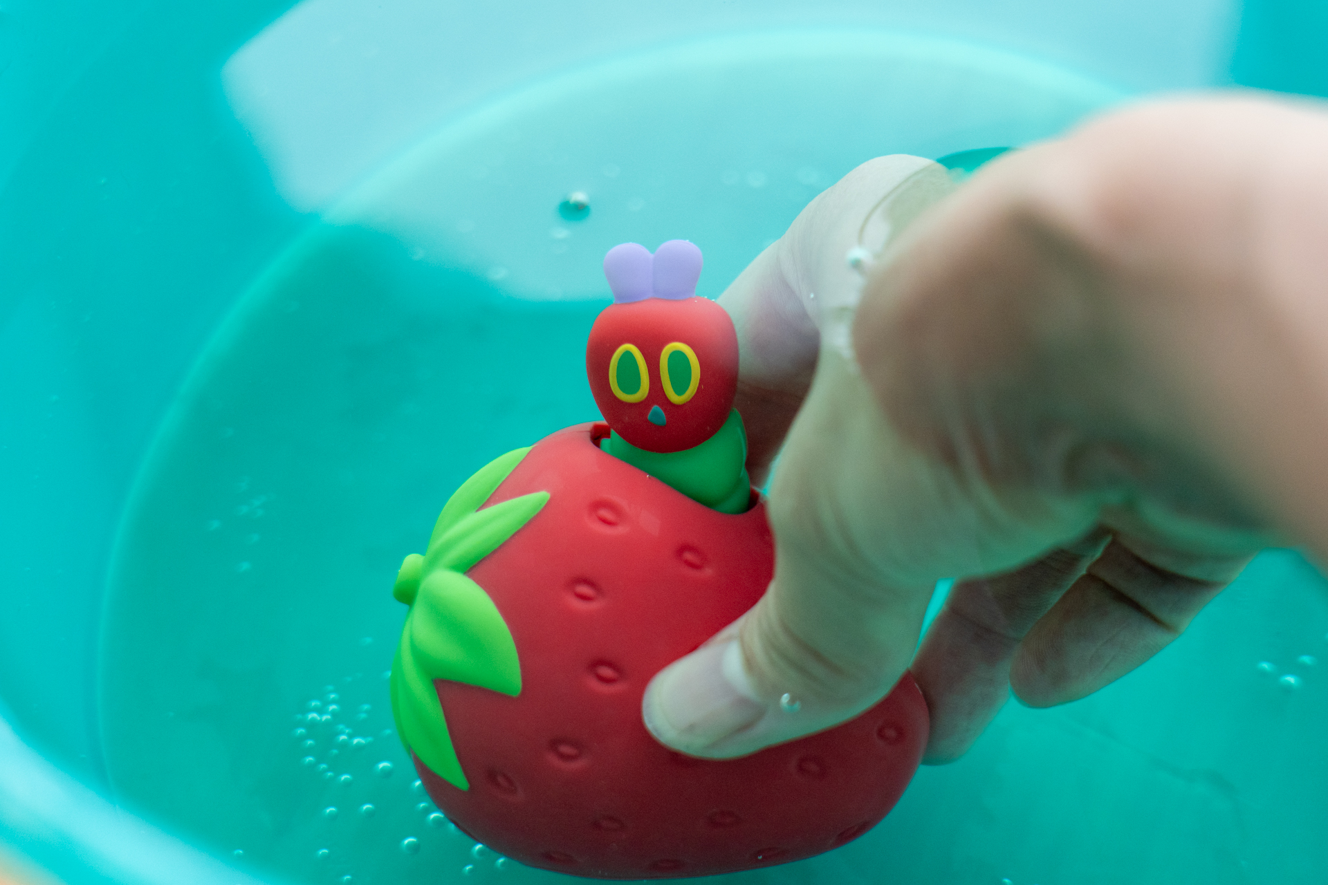 水中に入れると水圧で顔を出す