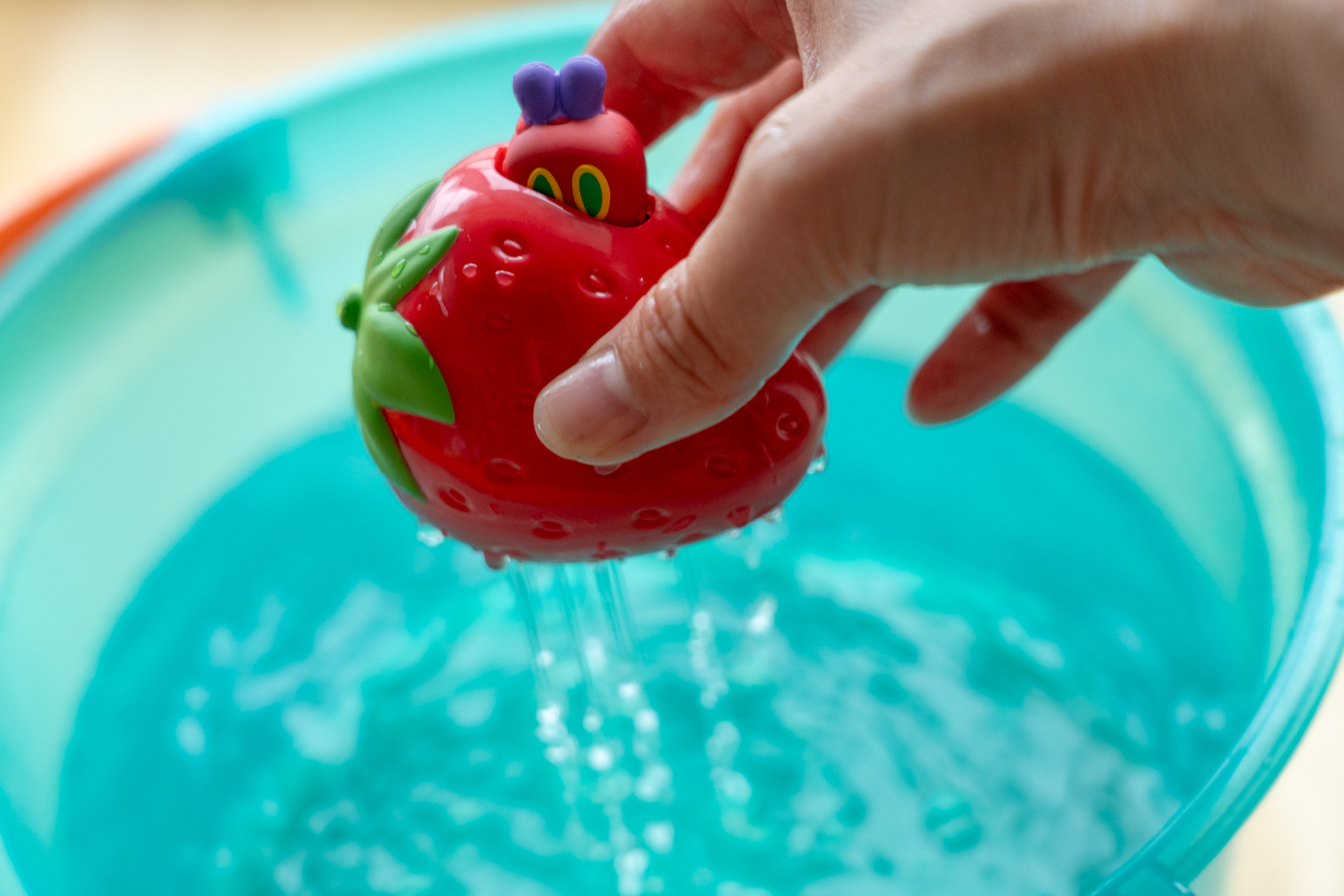 水中から出すと水が下から落ちて、顔を引っ込める