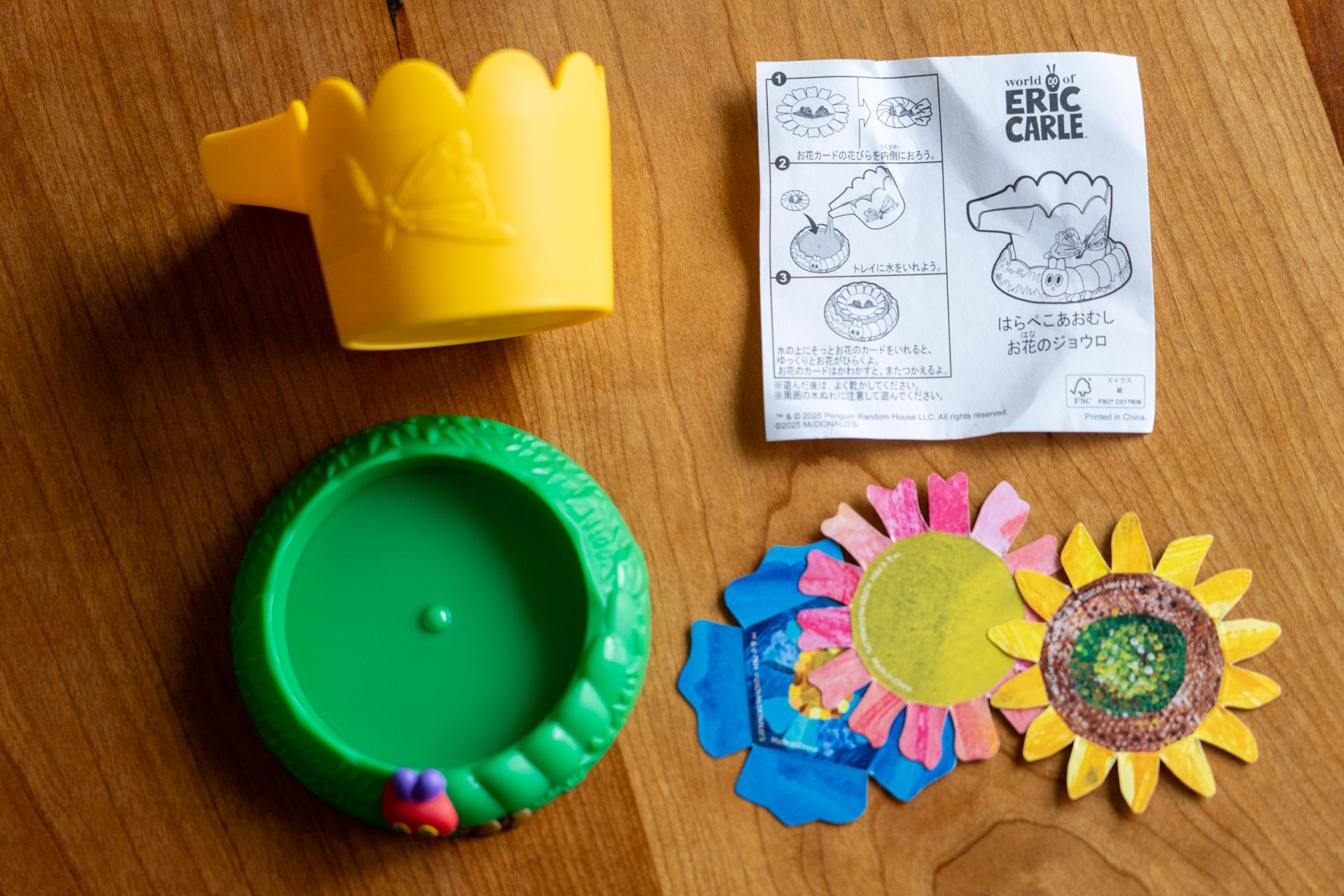 2つのパーツと紙の花3つが付いてくる