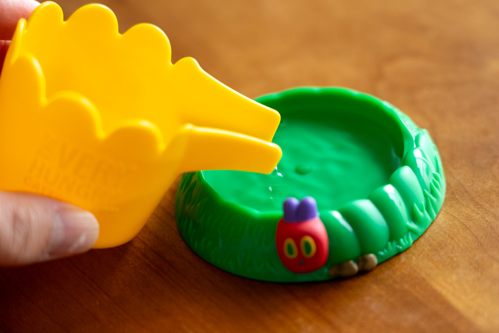 ジョウロでトレイに水を入れる