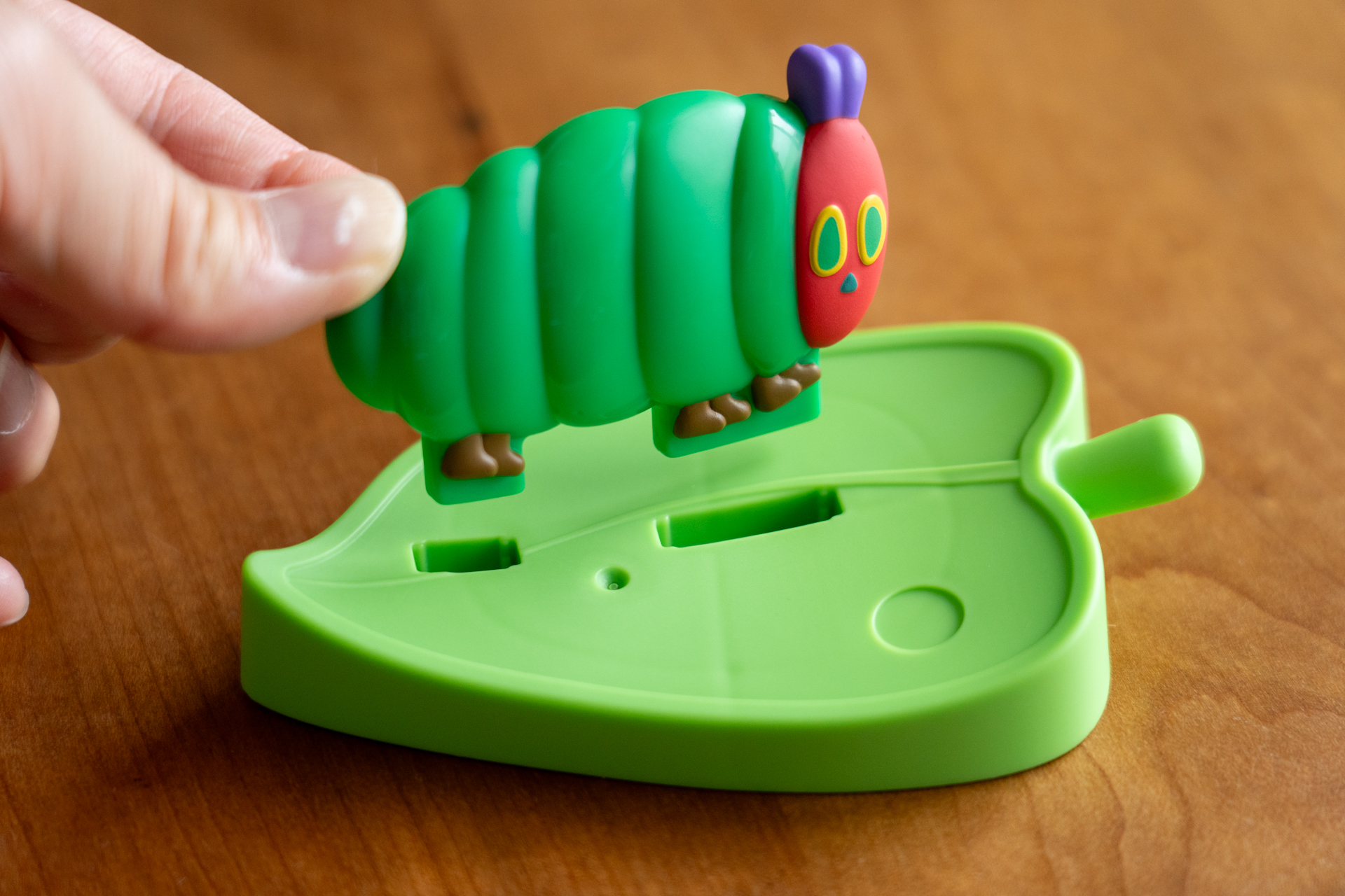 ふとっちょあおむしを葉っぱの上に差し込む