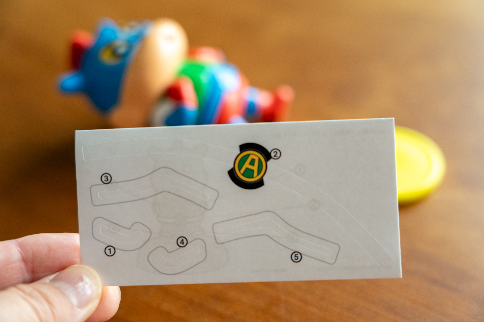 しんちゃんのフィギュアに付属のシールを貼ろう