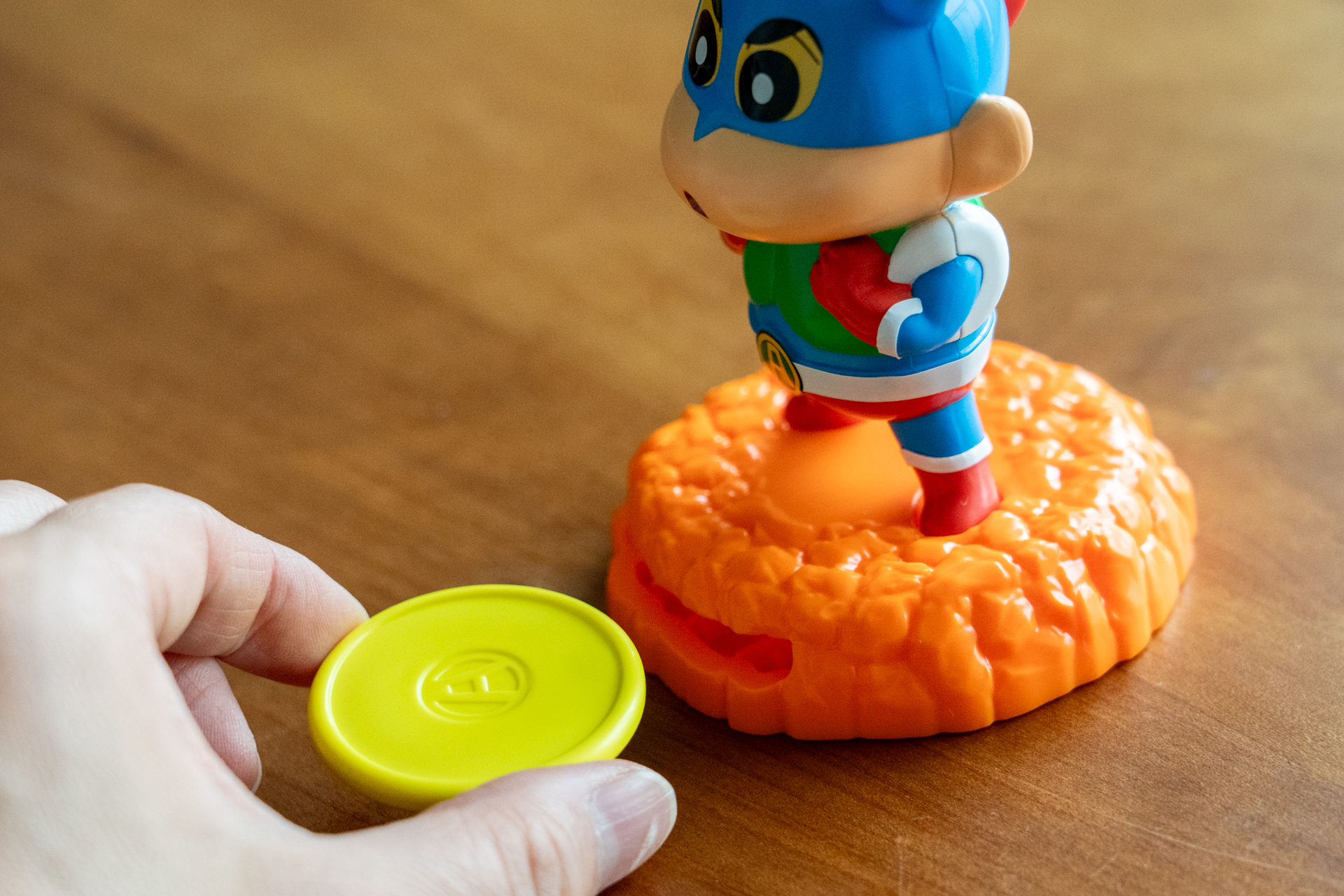 しんちゃんを台座に乗せたらディスクをはめ込む