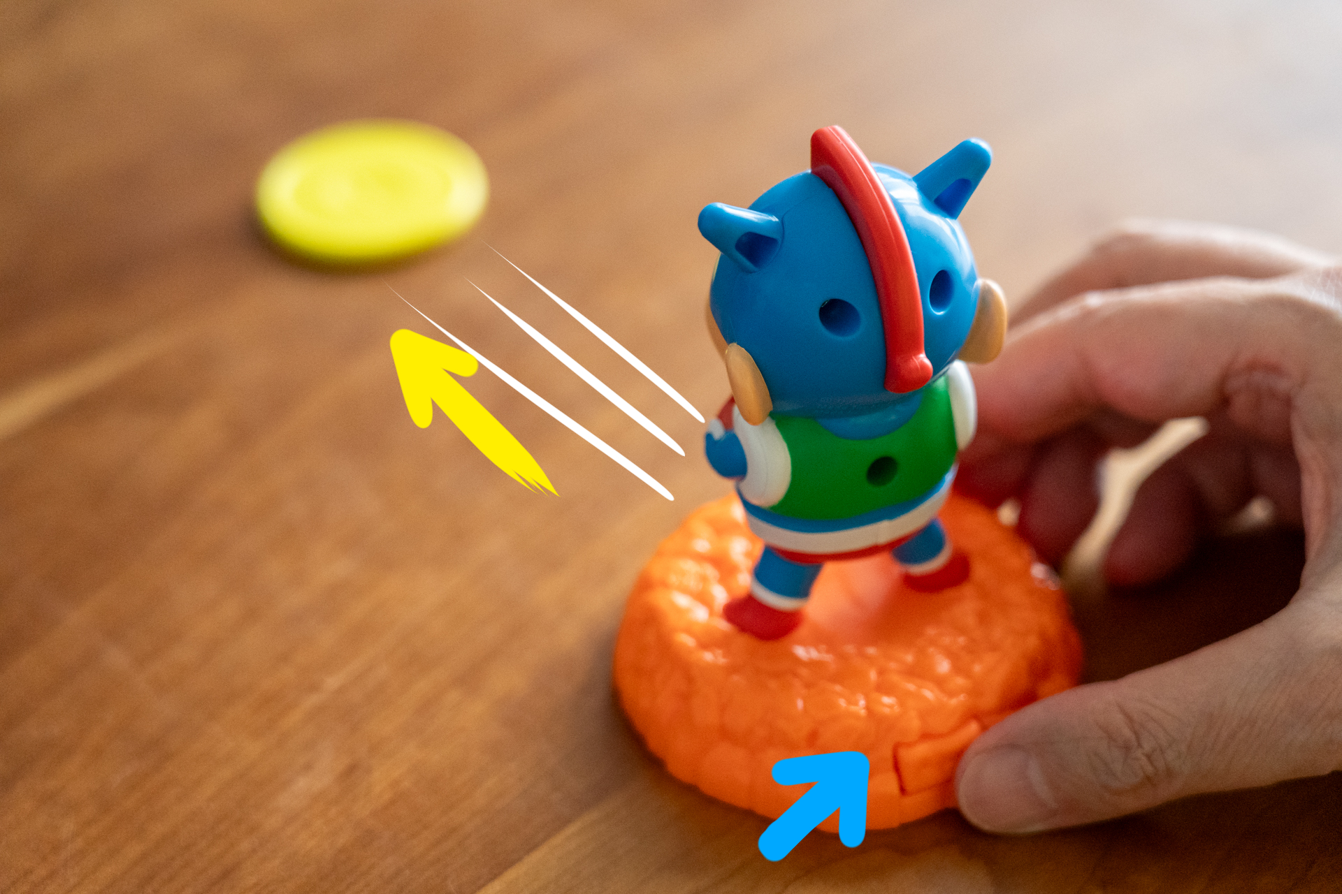 台座の後ろ側にあるボタンを押すとディスクが飛び出す