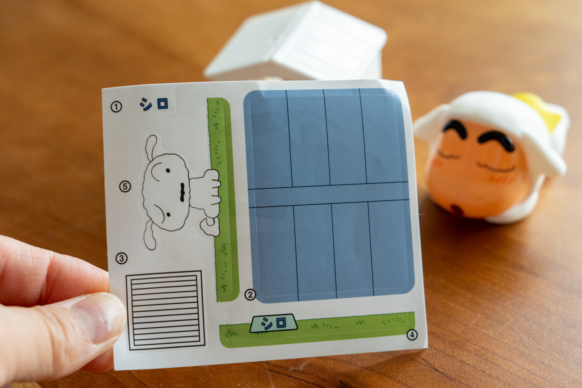 シロの小屋にシールを貼ろう