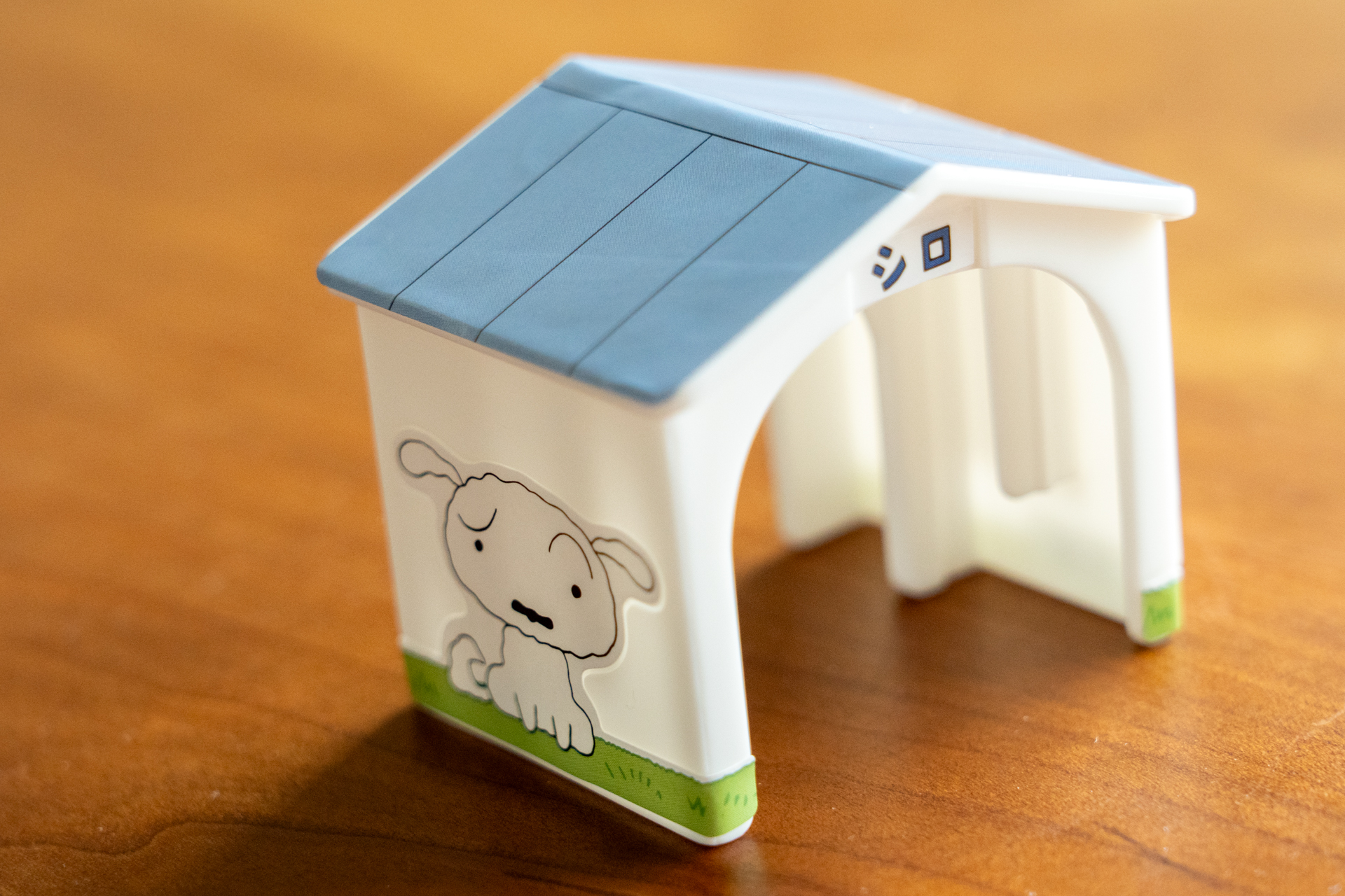 シールを貼ると困った顔のシロが