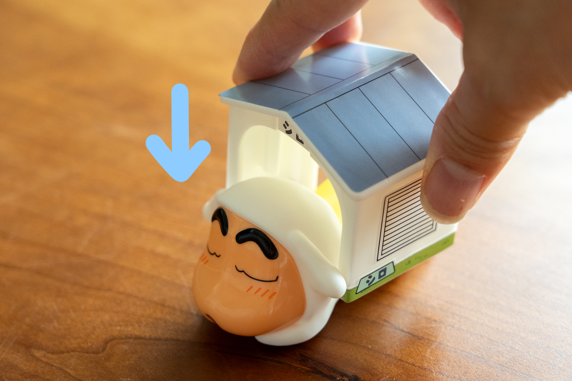 しんちゃんのフィギュアを小屋にセット