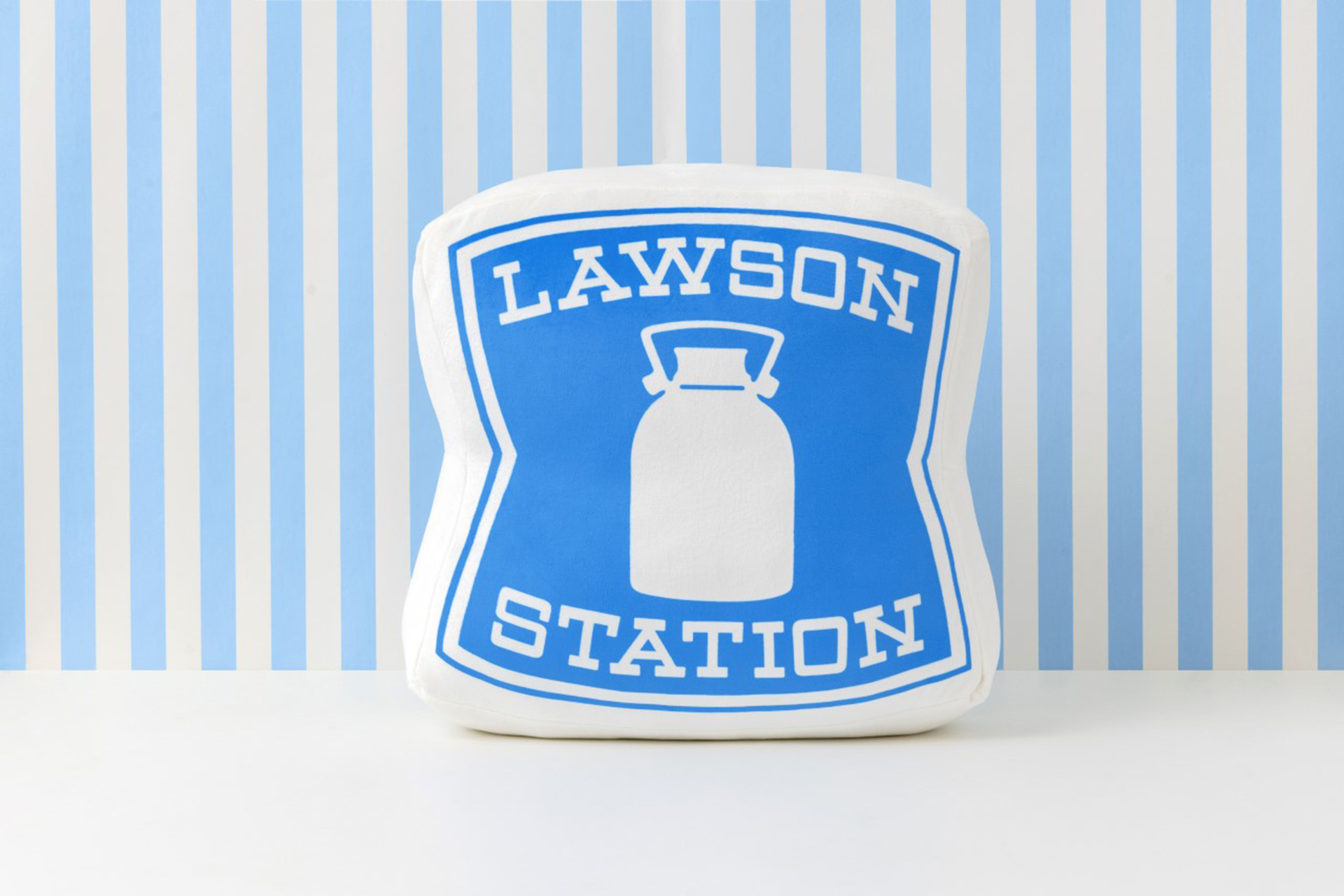 「LAWSON OFFICIAL BOOK ローソンの看板そのまんまクッションver.」（3289円）