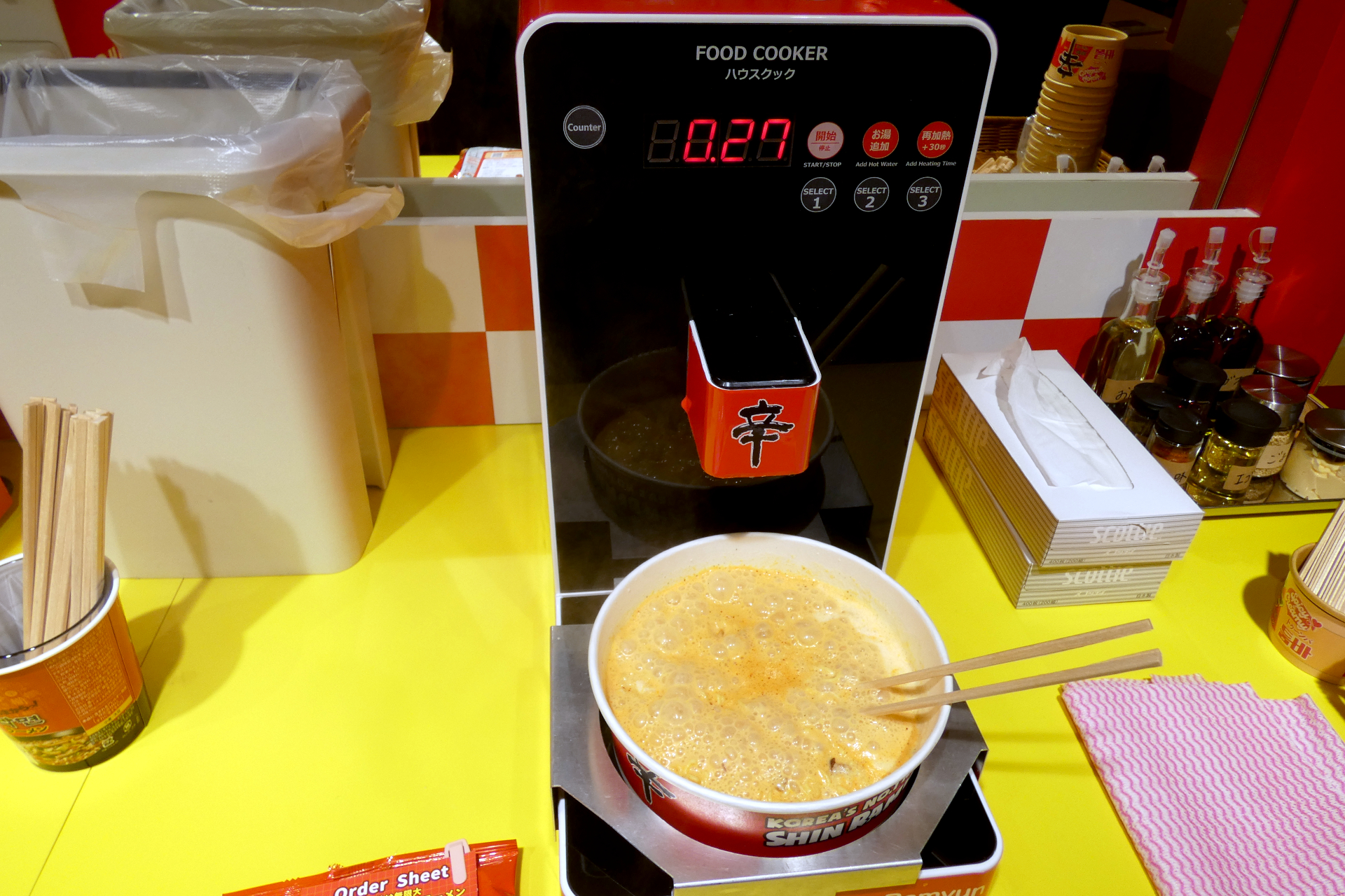 自動ラーメン調理機で調理