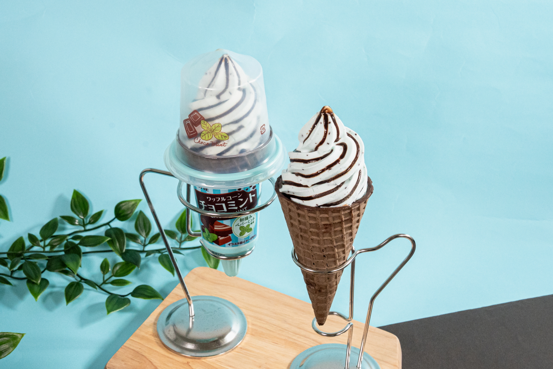 ワッフルコーンチョコミント（338円）