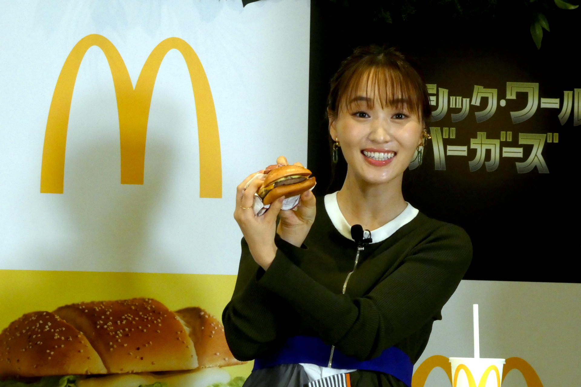 「肉厚ビーフ＆ガーリックオニオンビーフ」を手にする菅井友香