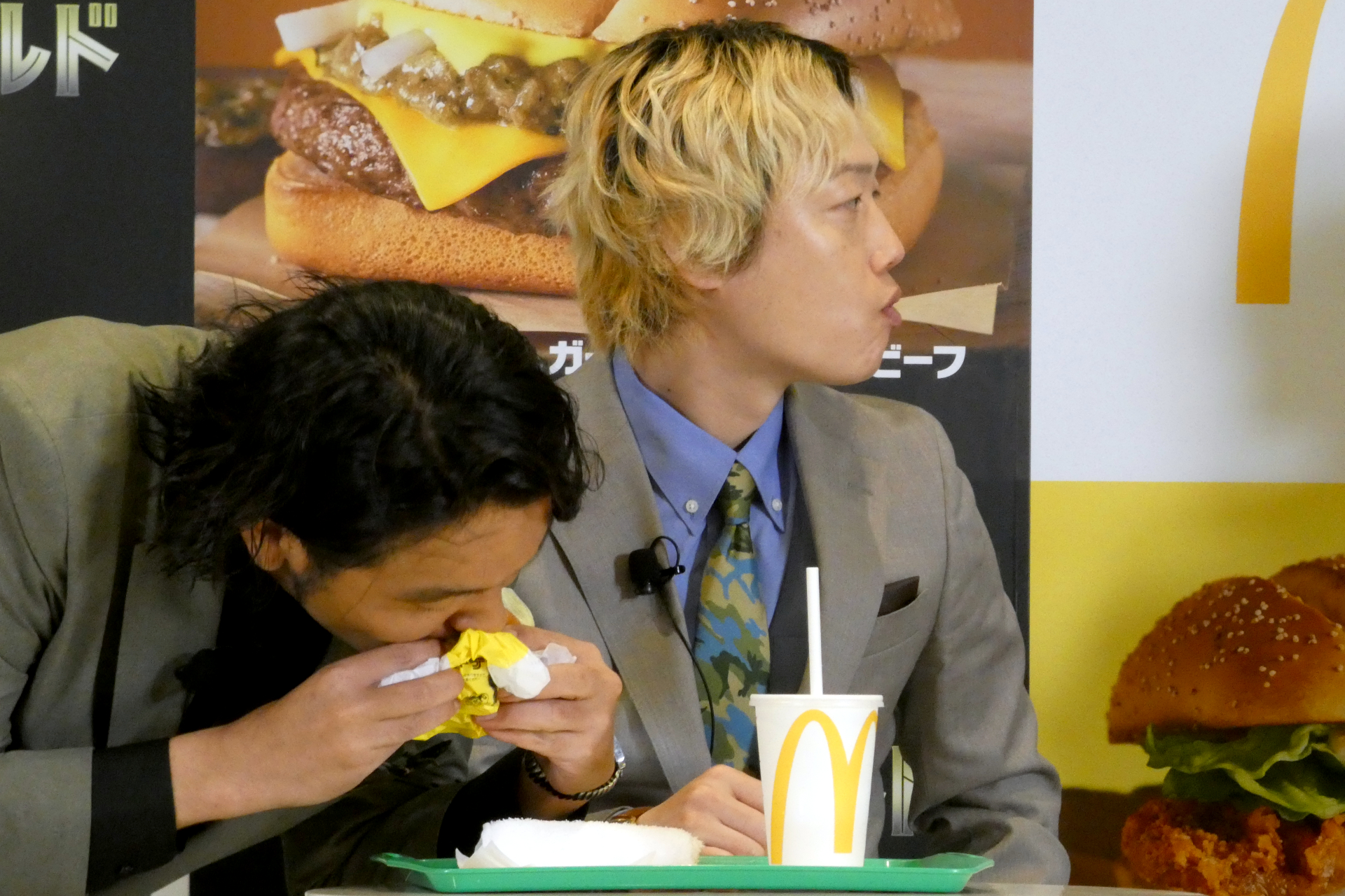 リリーの「旨辛ザクザクジューシーチキン」を盛山が盗み食い