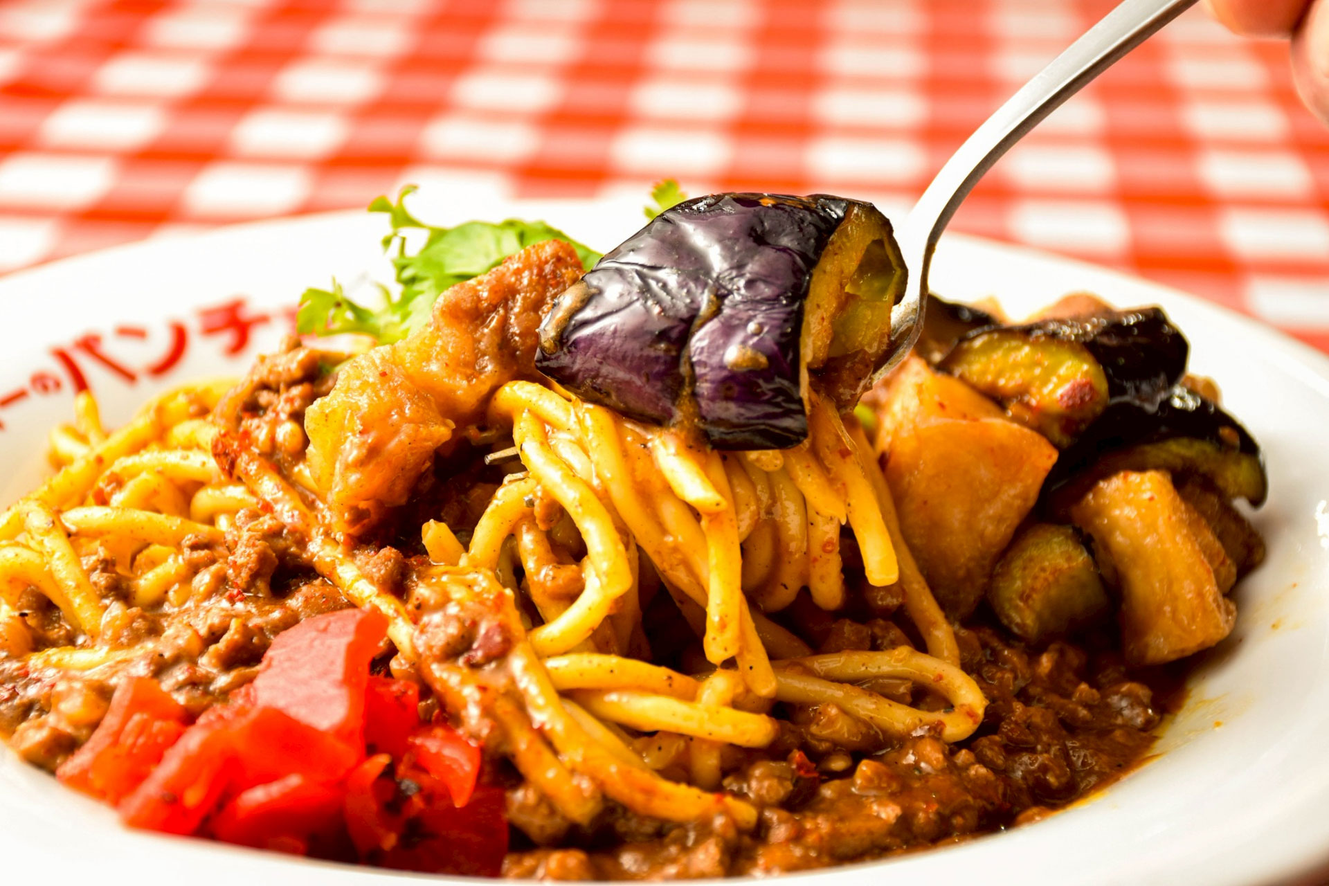 麻婆の“痺れる辛さ”とカレーの“スパイス香る辛さ”が味わえる