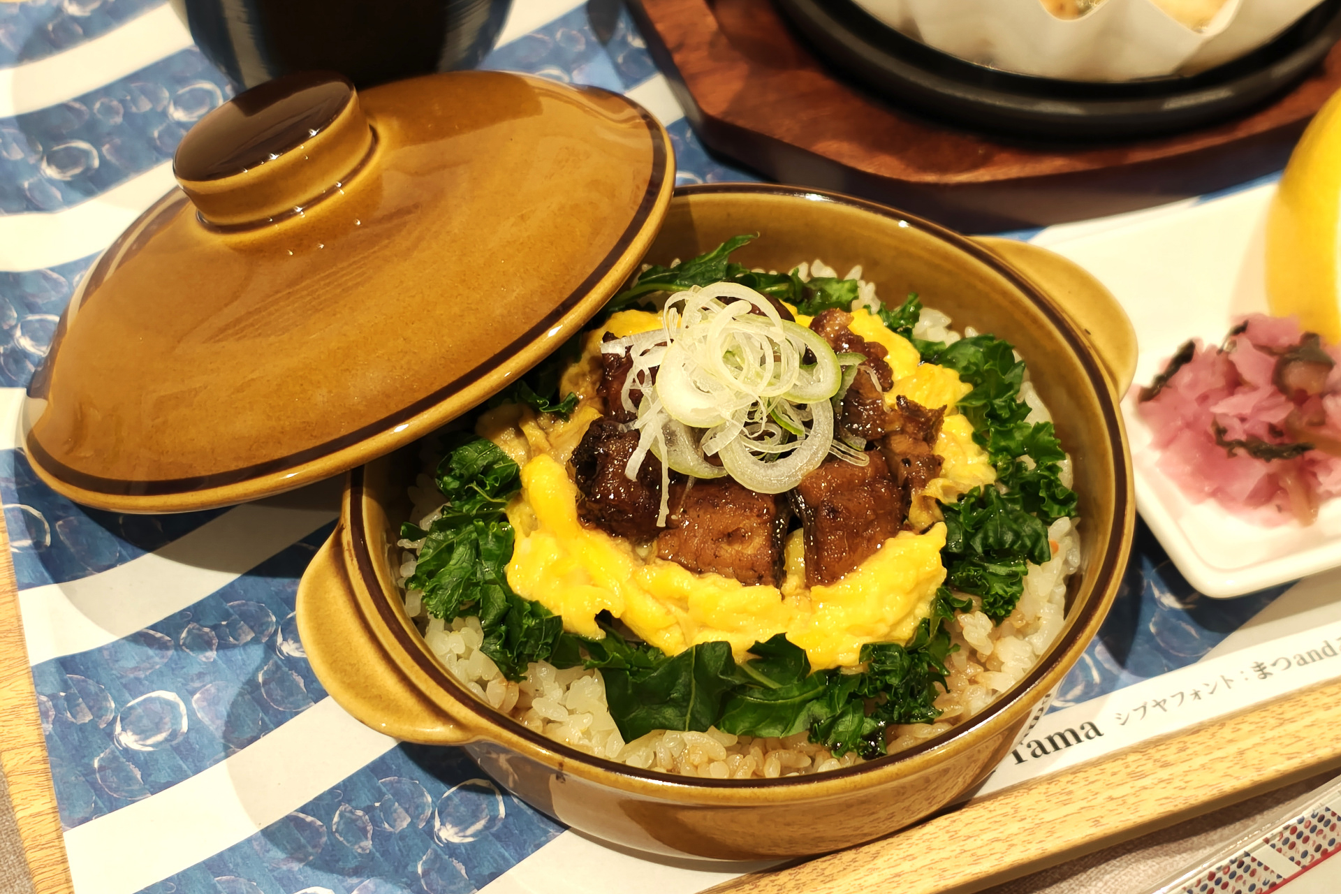洋風うなぎご飯は、バターライスにきざみうなぎ・たまご・ケールをのせたもの