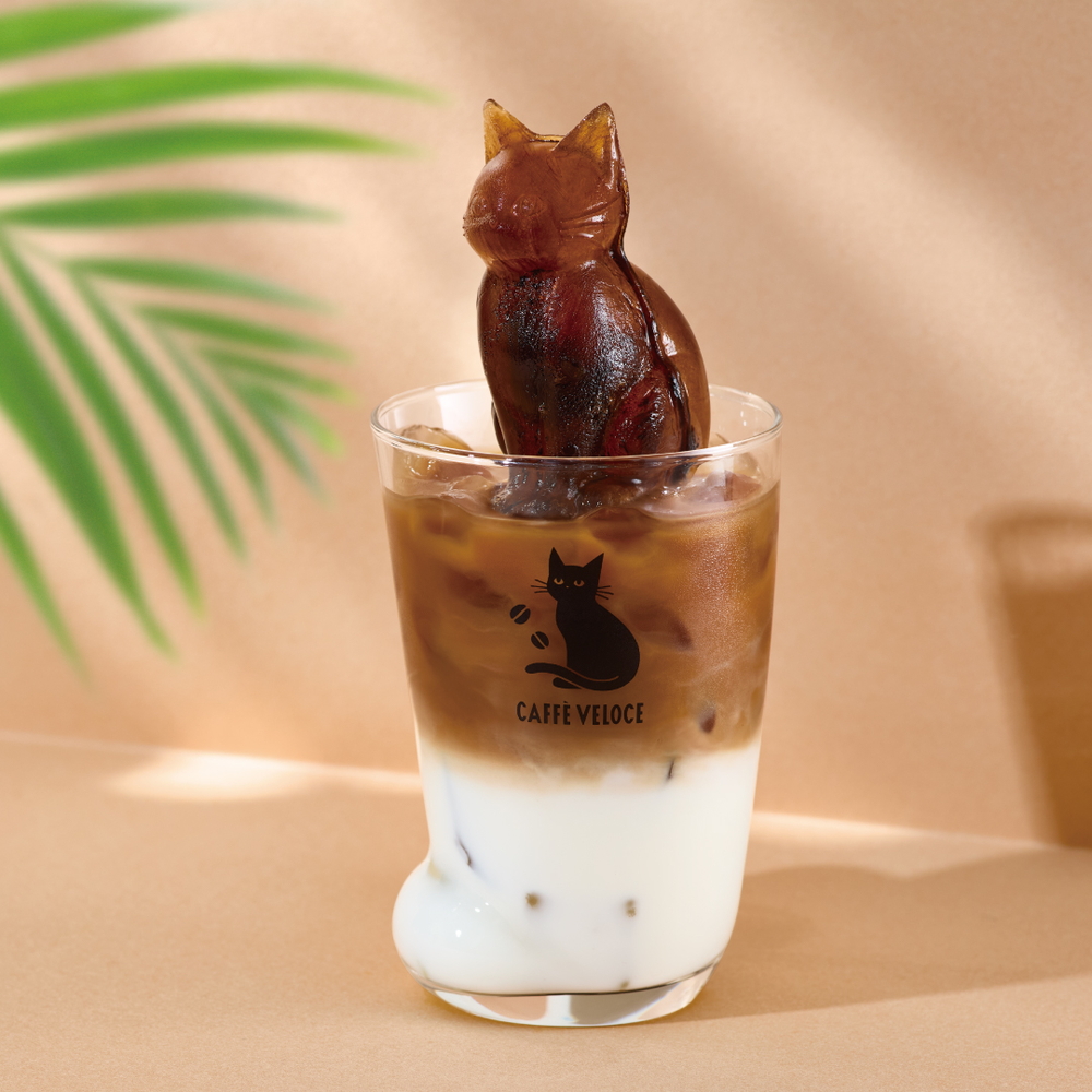 ねこ足グラスにねこ氷を浮かべた