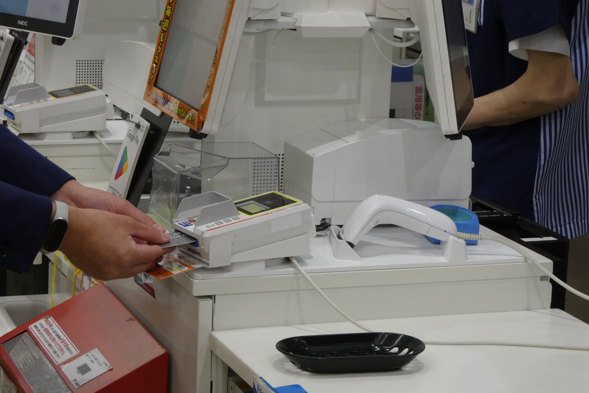 レジの決済端末にクレジットカードを挿入して登録する