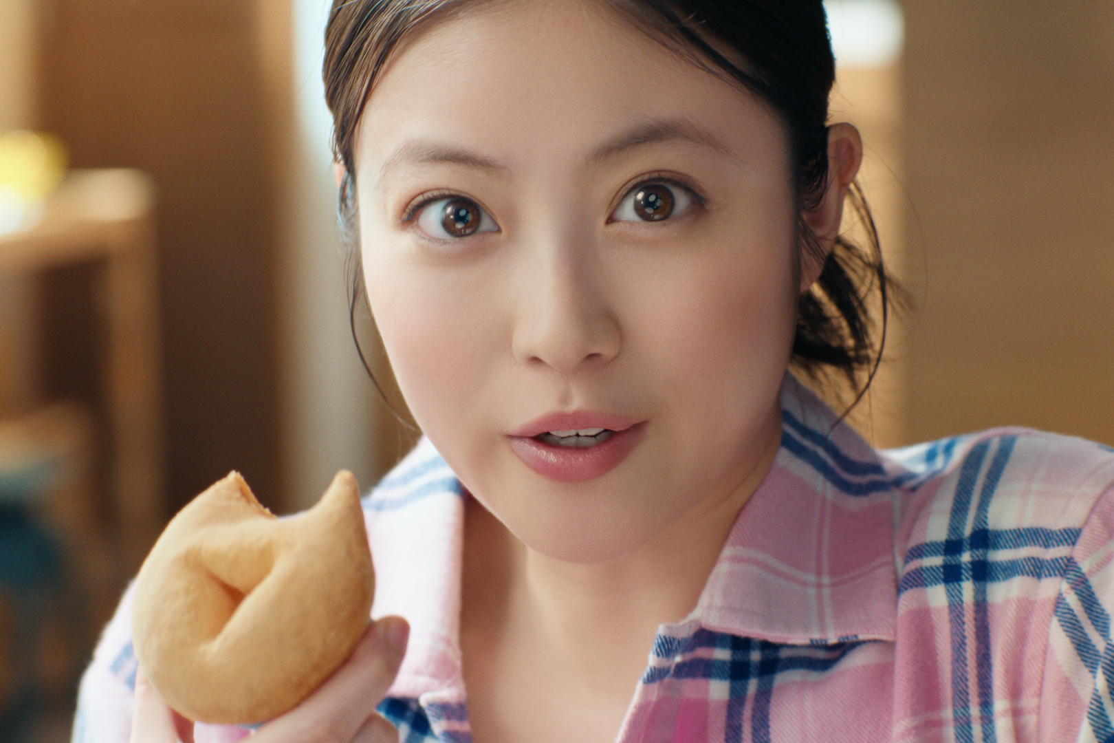 今田美桜さんが出演するミスタードーナツのテレビCM「もっちゅりん『もちもちのその先へ』篇」より