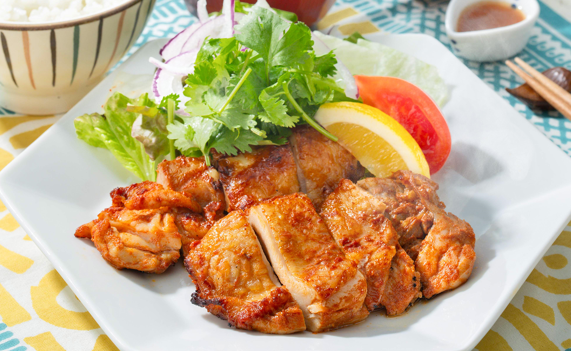 「塩麴仕立てのタンドリーチキン」（単品 1250円/定食 1340円）