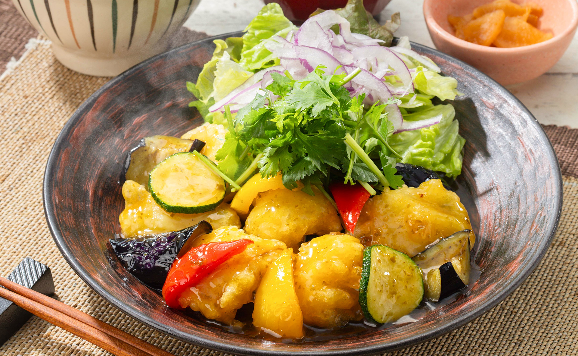 「鱧と夏野菜のエスニック甘酢ソース」（単品 1390円/定食 1480円）