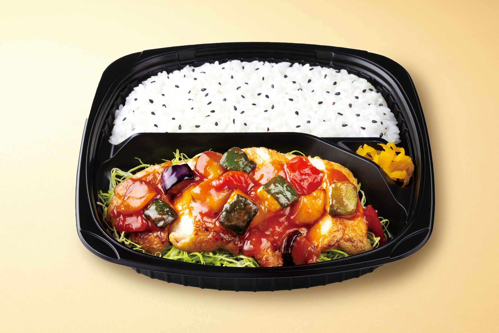 「旨トマトチキンステーキ弁当」（734円）