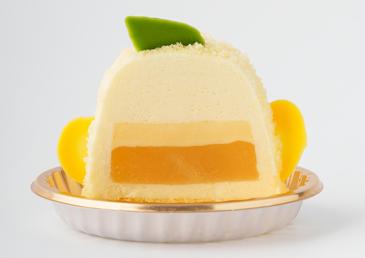 爽やかな酸味が広がる柚子ジュレを重ね、トサカには柚子の葉っぱをイメージしたチョコレートをちょこんと飾っている