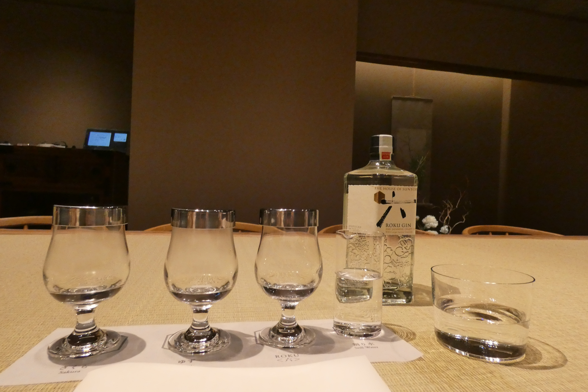 茶室でROKU〈六〉ならではの原料を体感