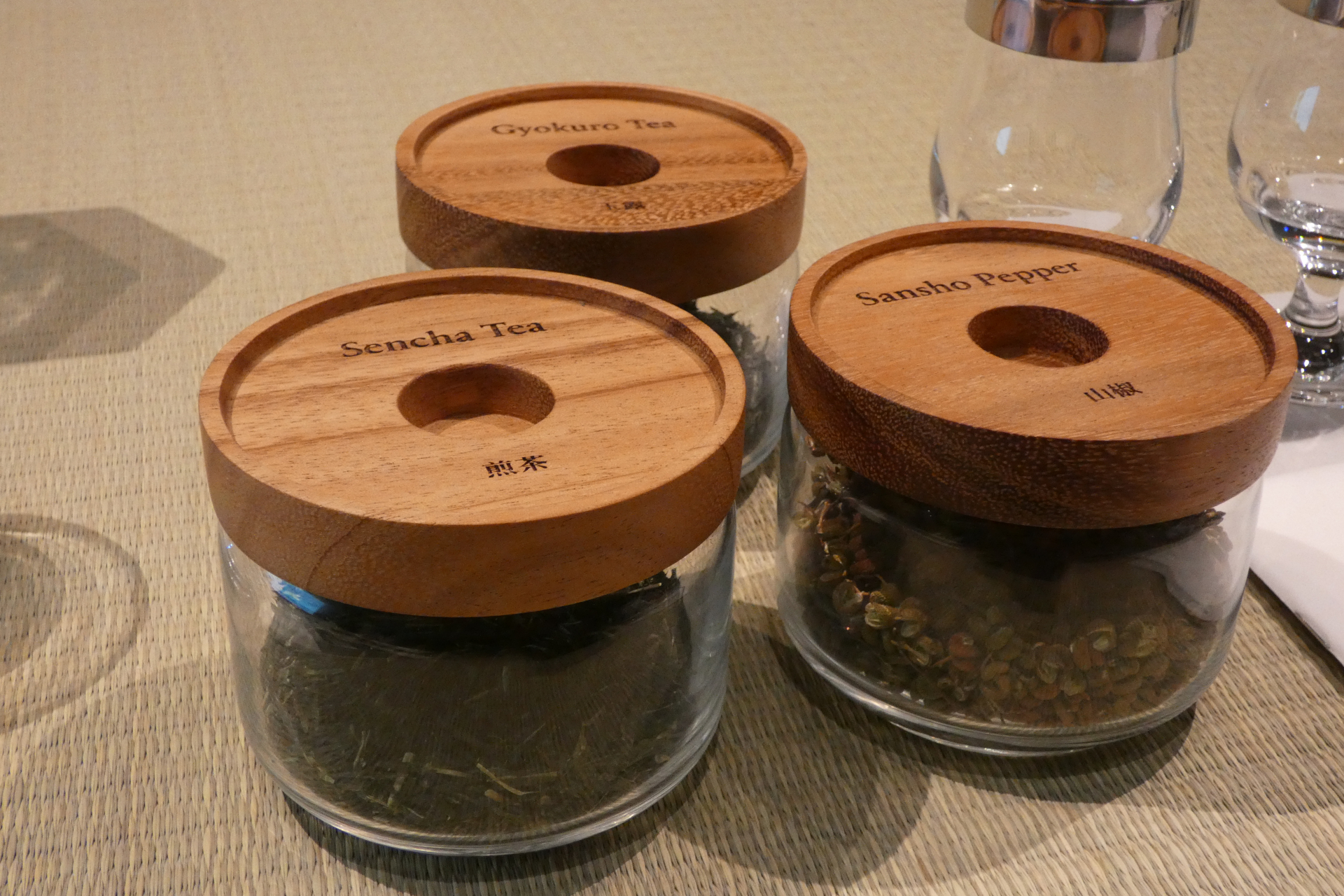 茶室でROKU〈六〉ならではの原料を体感