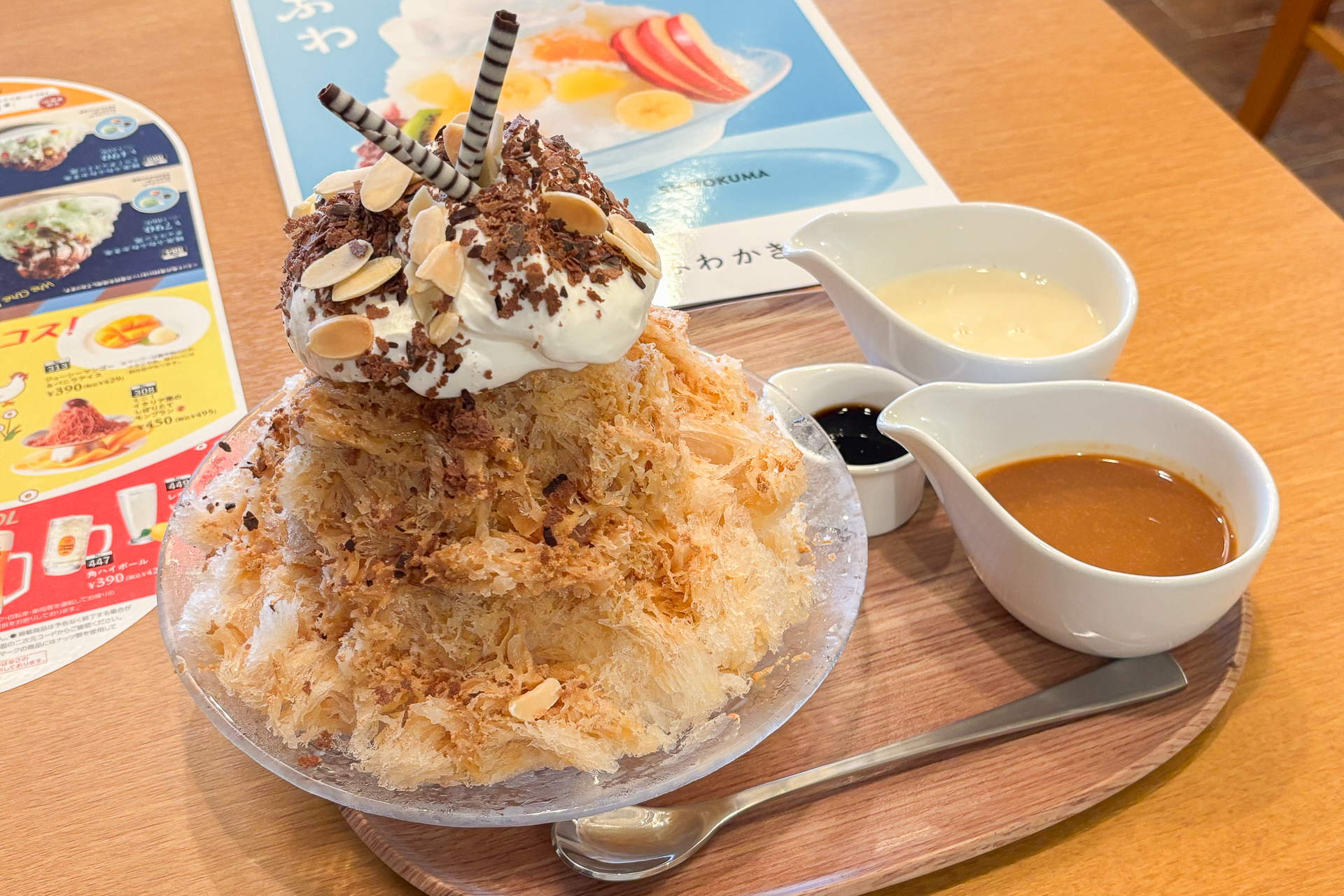 別添えのコーヒーシロップ・ミルクシロップや卓上の塩を使って味変を楽しめる