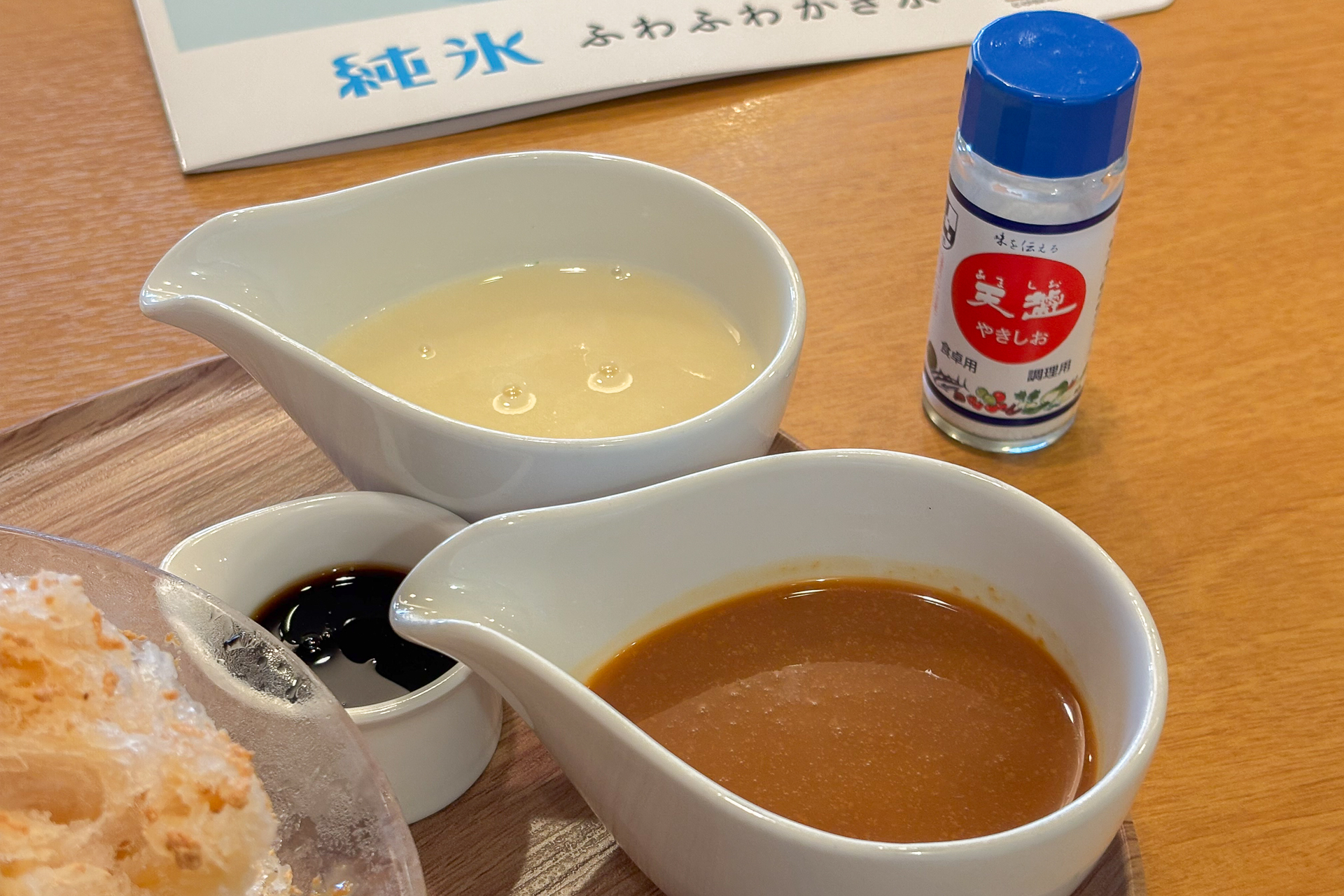 別添えのコーヒーシロップ・ミルクシロップや卓上の塩を使って味変を楽しめる