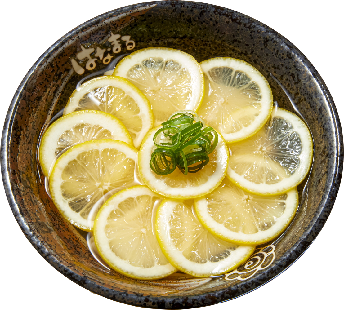 レモンおよそ1個分となる約10枚のスライスレモンを麺が見えなくなるまで敷き詰めた