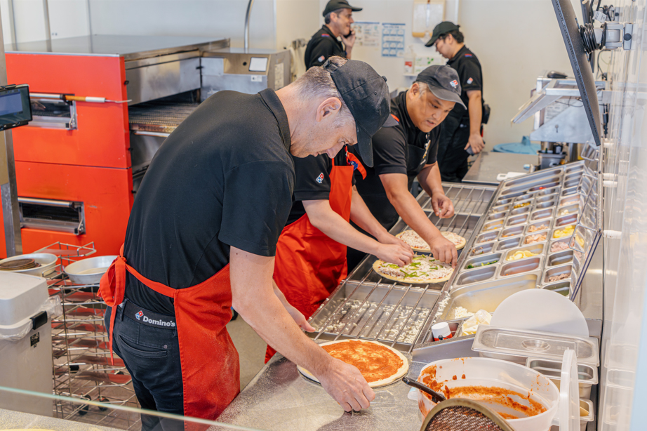 2024年11月5日に「ドミノ・ピザ 刈谷稲場町店」で行なった「役員が1日店舗運営」の様子